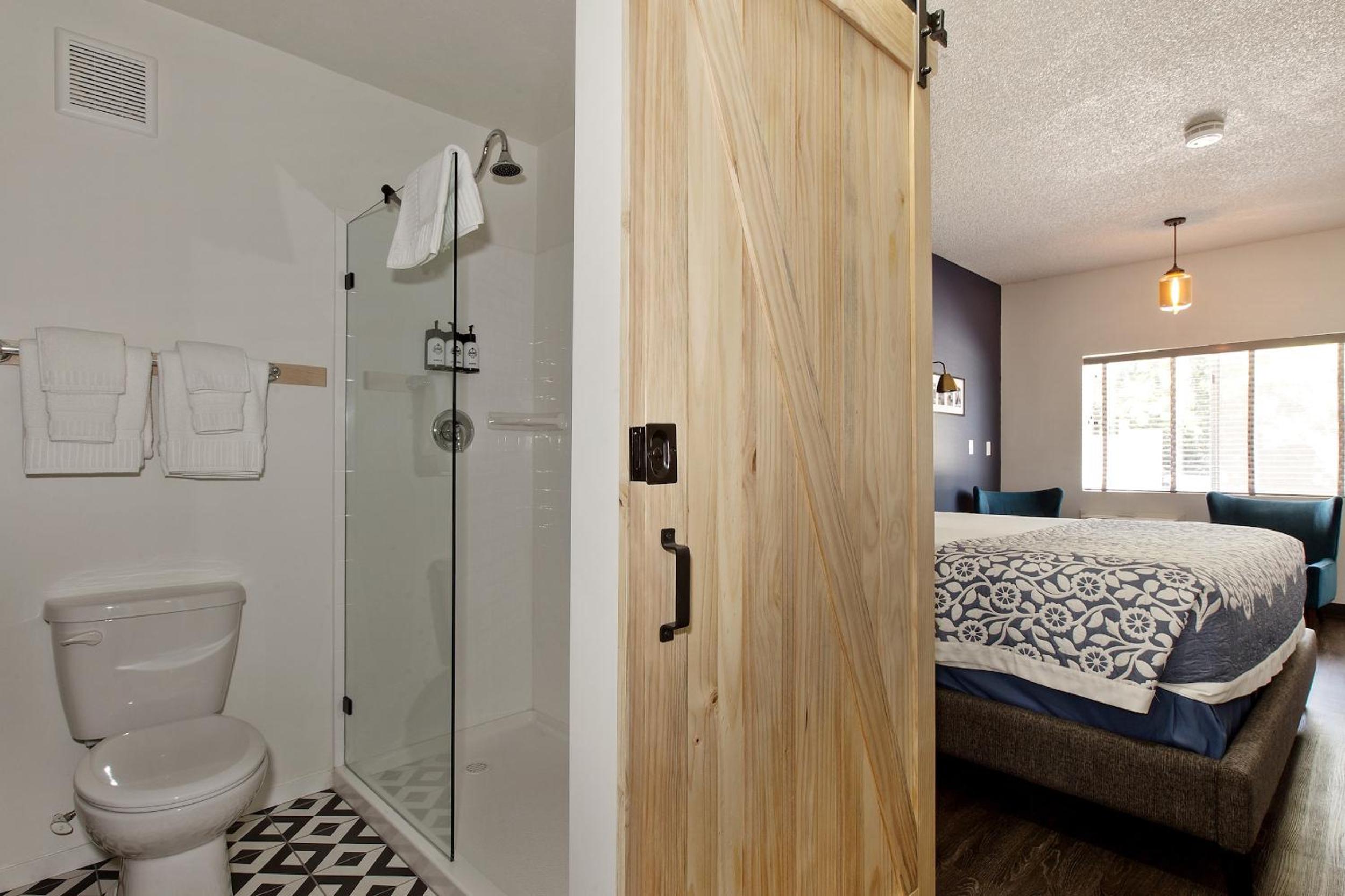 Standard King Room photo 2