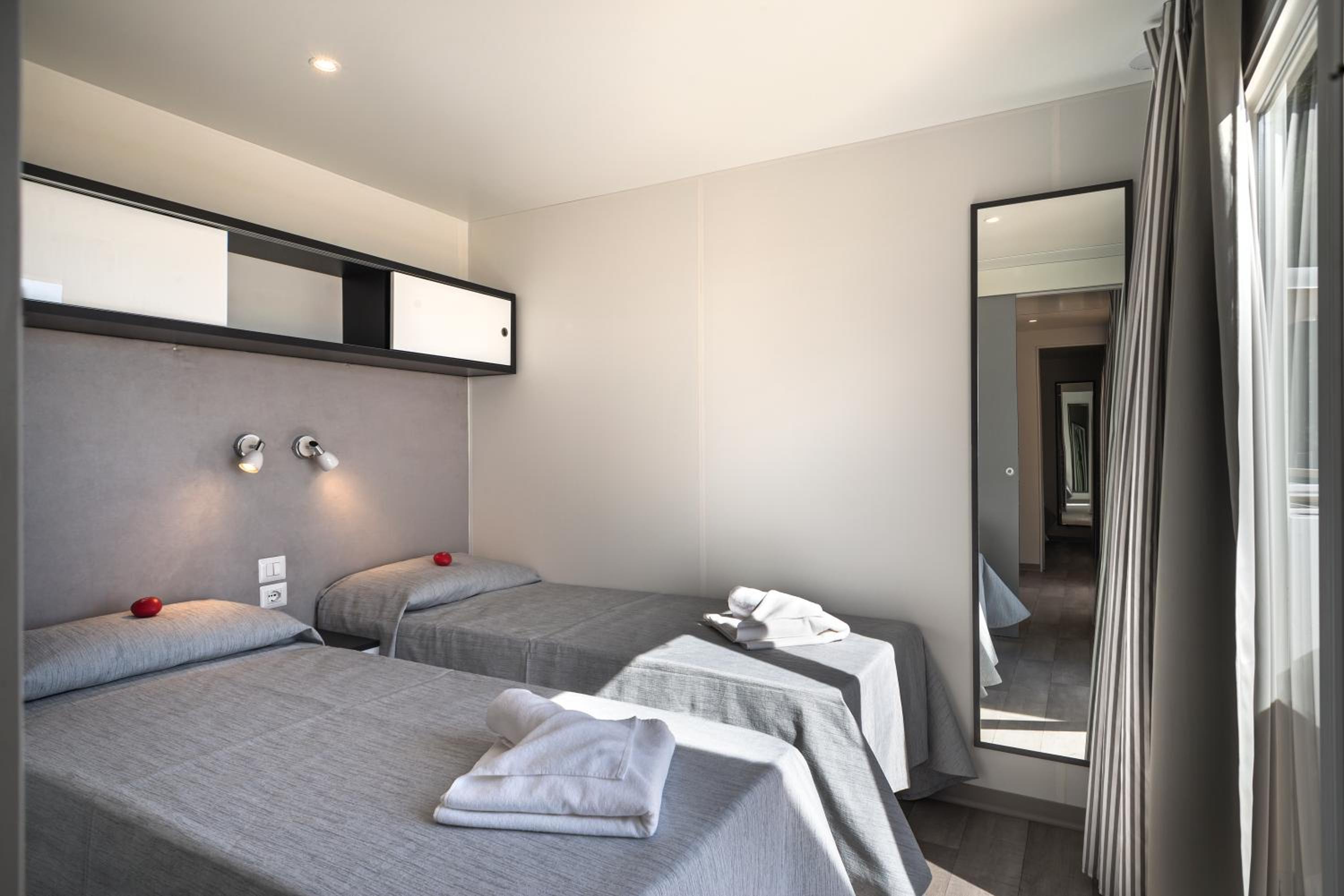 Deluxe Two Bedroom Mobilhome with Seaview