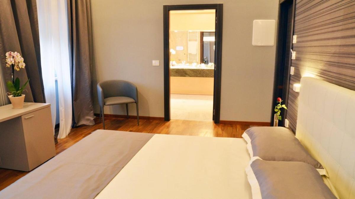Deluxe Double Room with Balcony photo 1