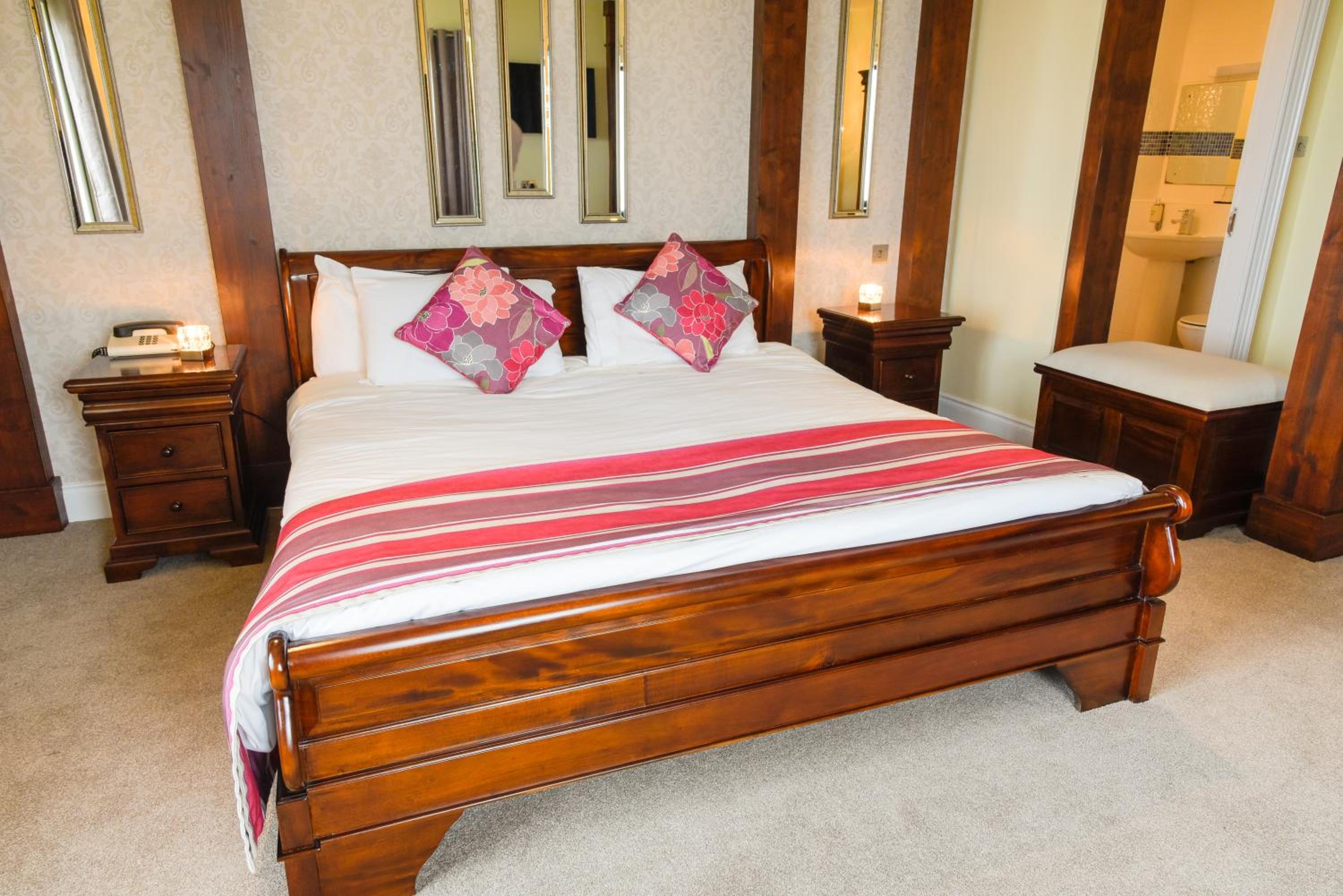 Deluxe Suite with Sea View - Photo 14