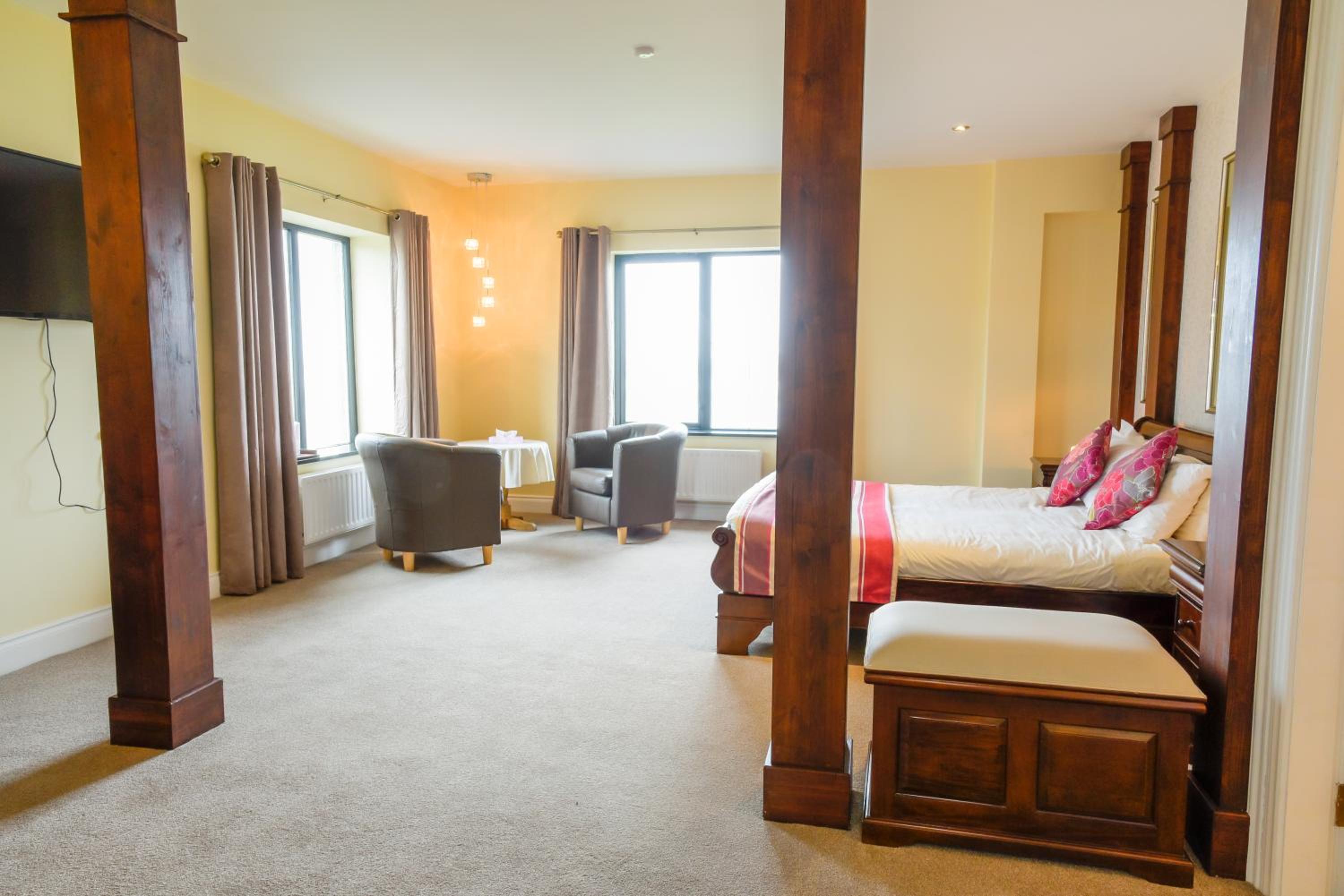 Deluxe Suite with Sea View - Photo 15