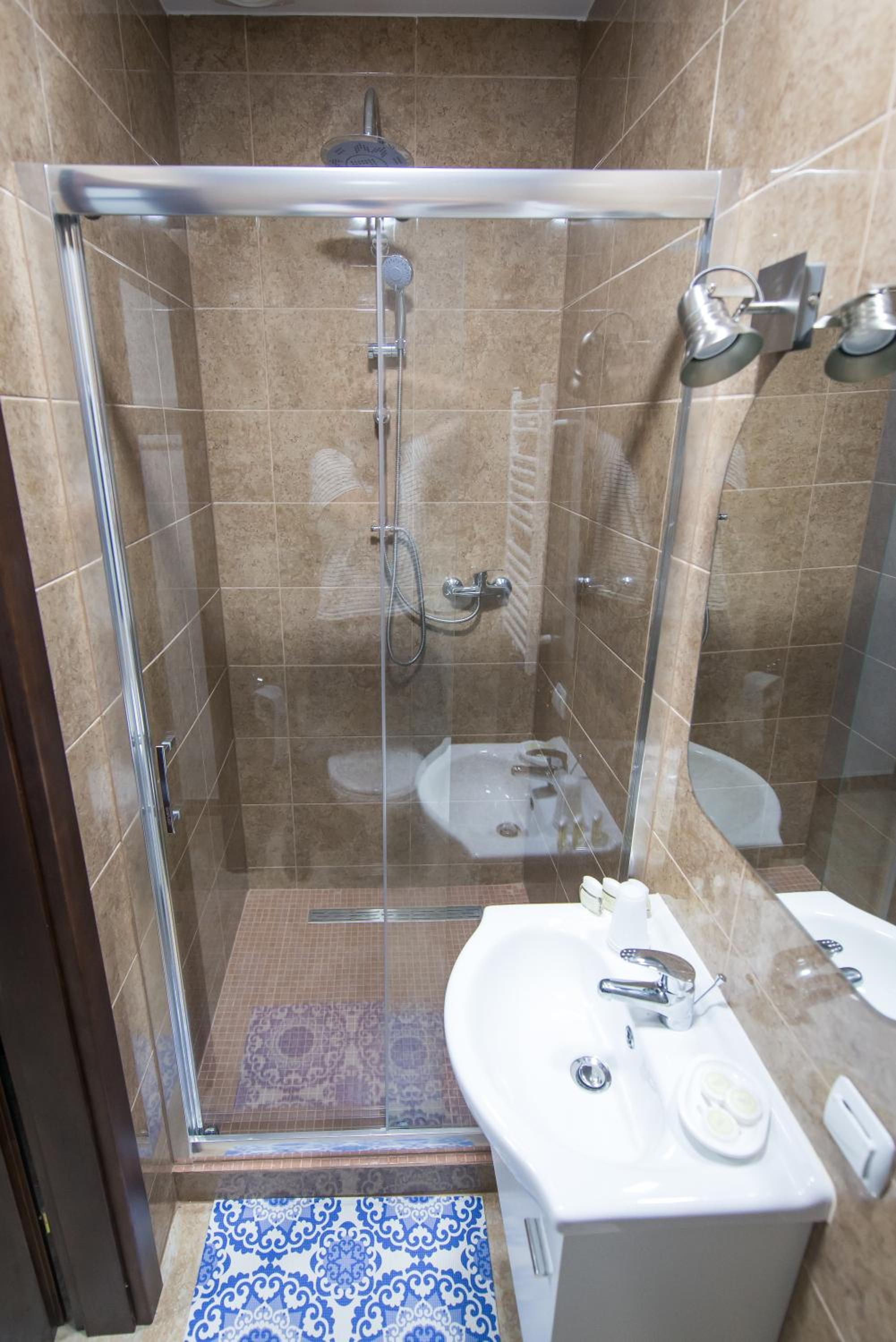 Standard Double Room - Photo 8