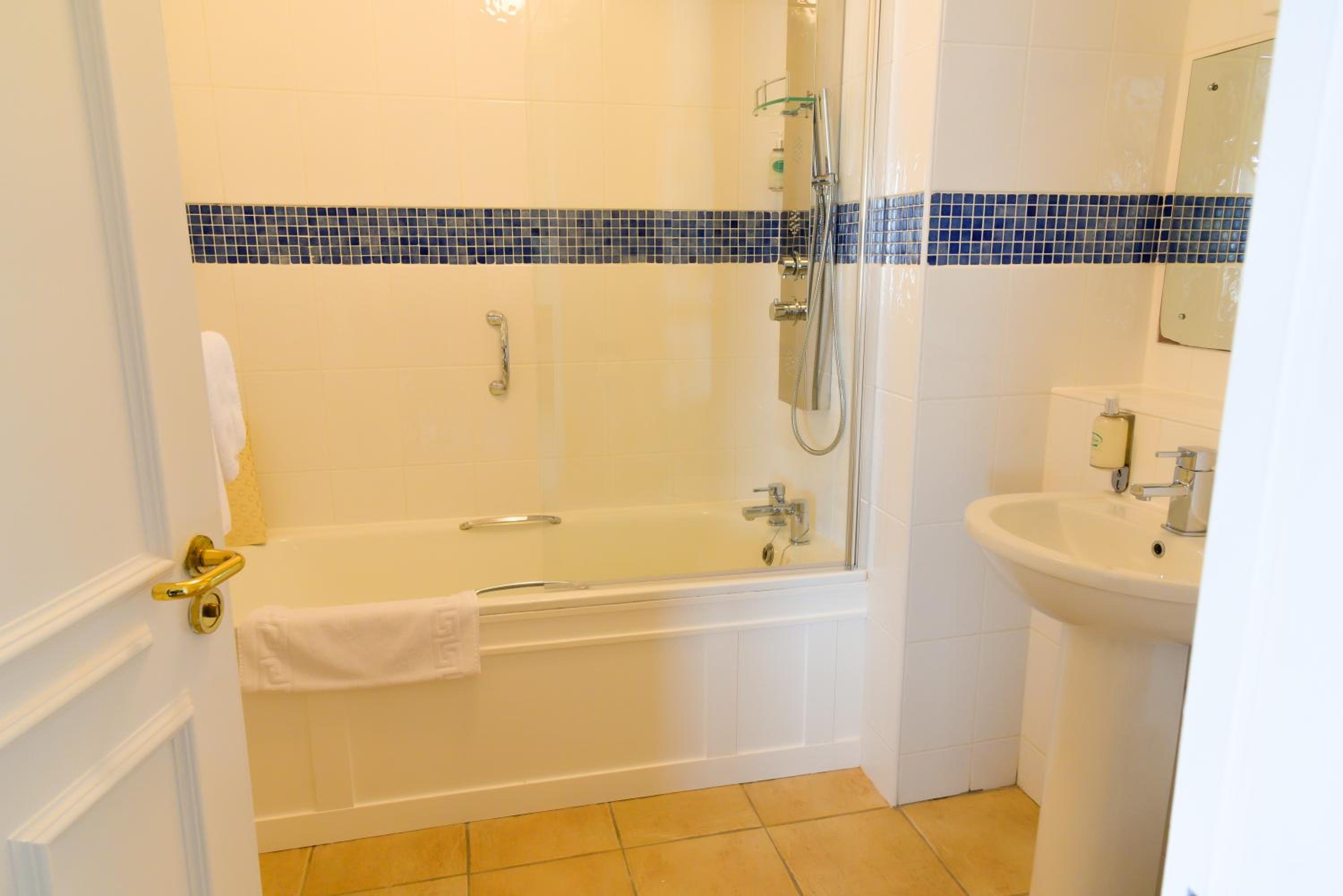 Deluxe Suite with Sea View - Photo 13