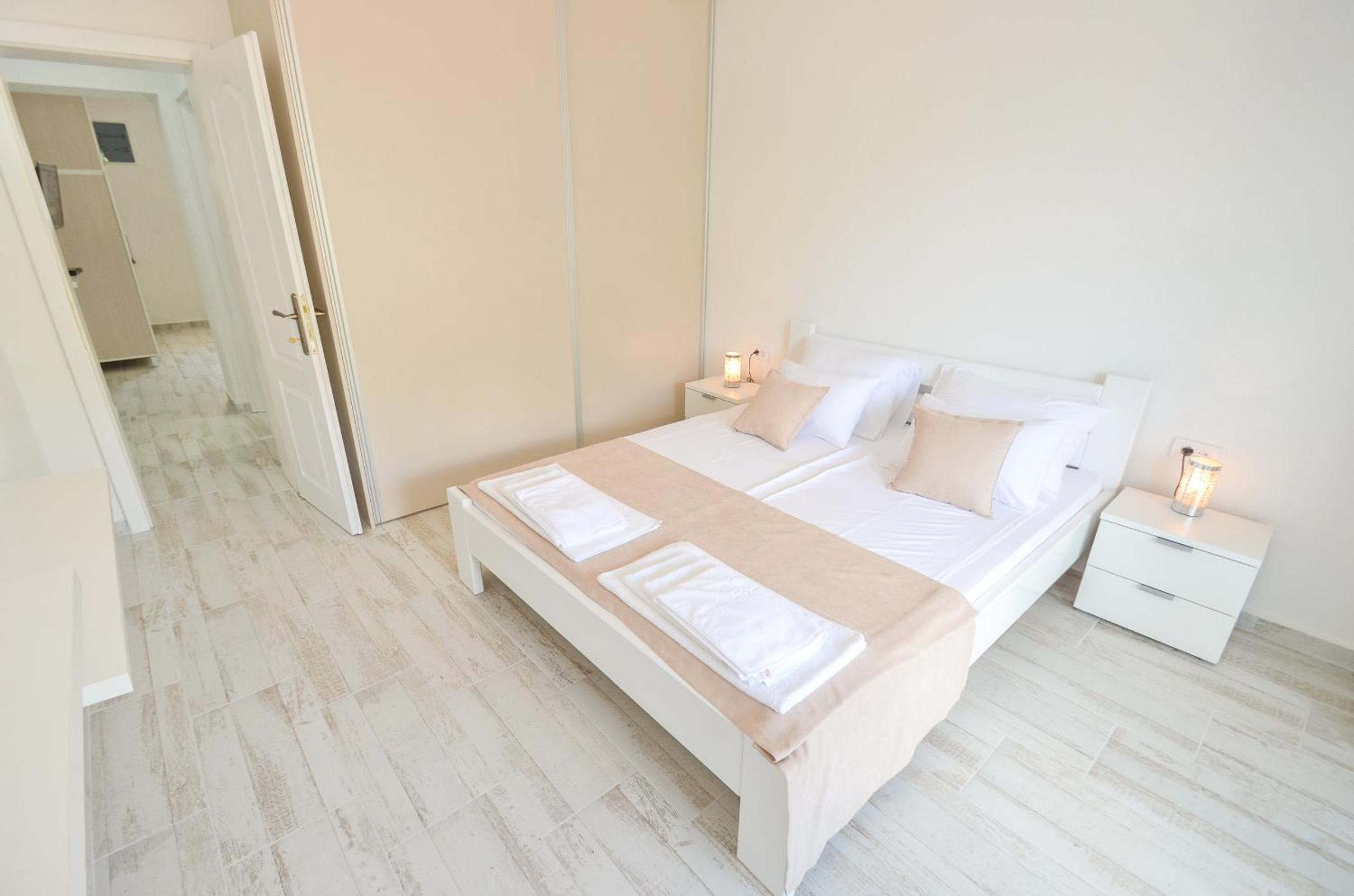 Apartment with Sea View - Photo 9