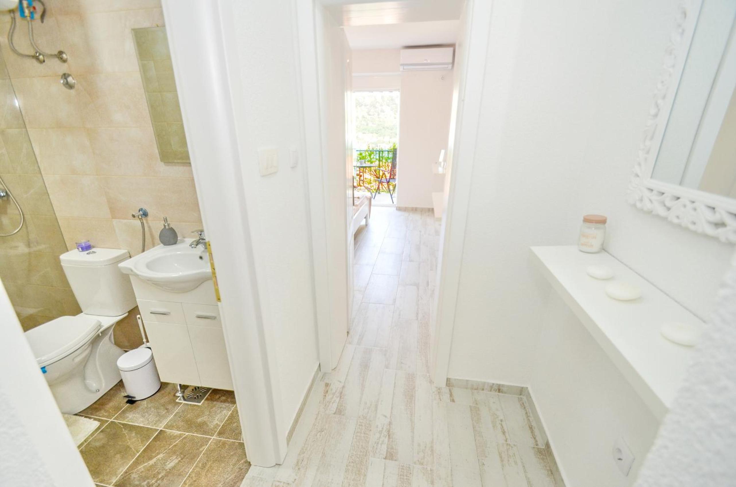 Apartment with Sea View - Photo 8