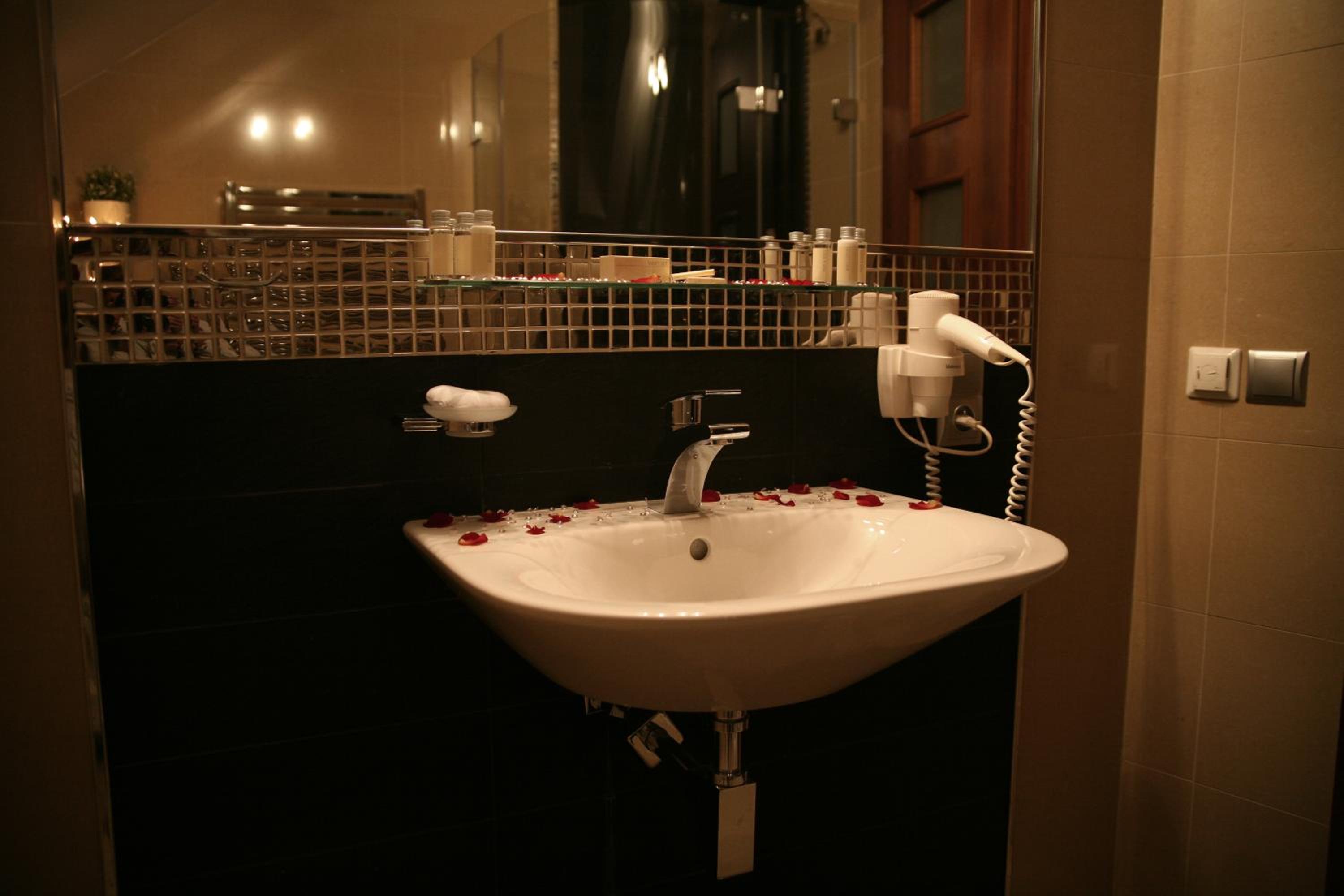 Superior Double or Twin Room - Photo 13