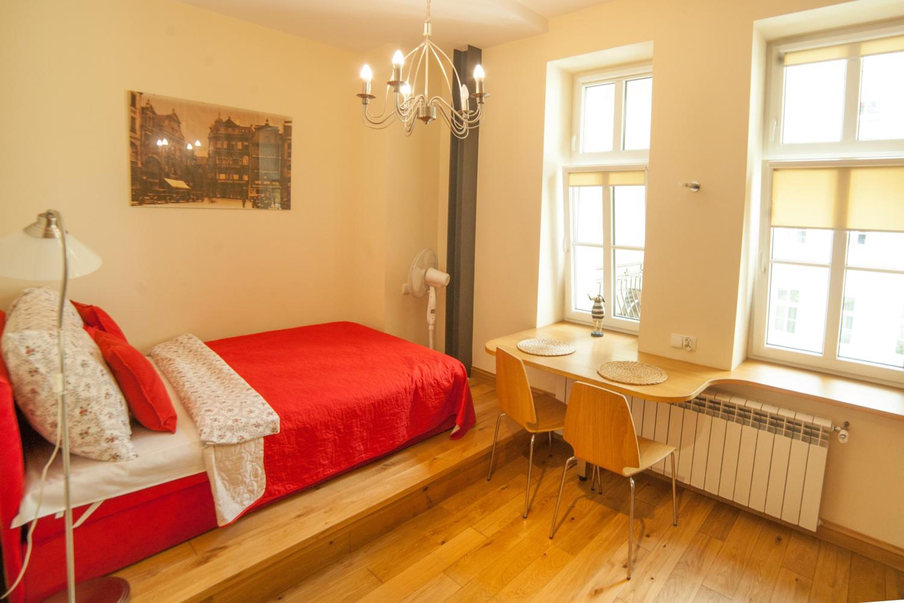 Studio Apartment - Photo 1
