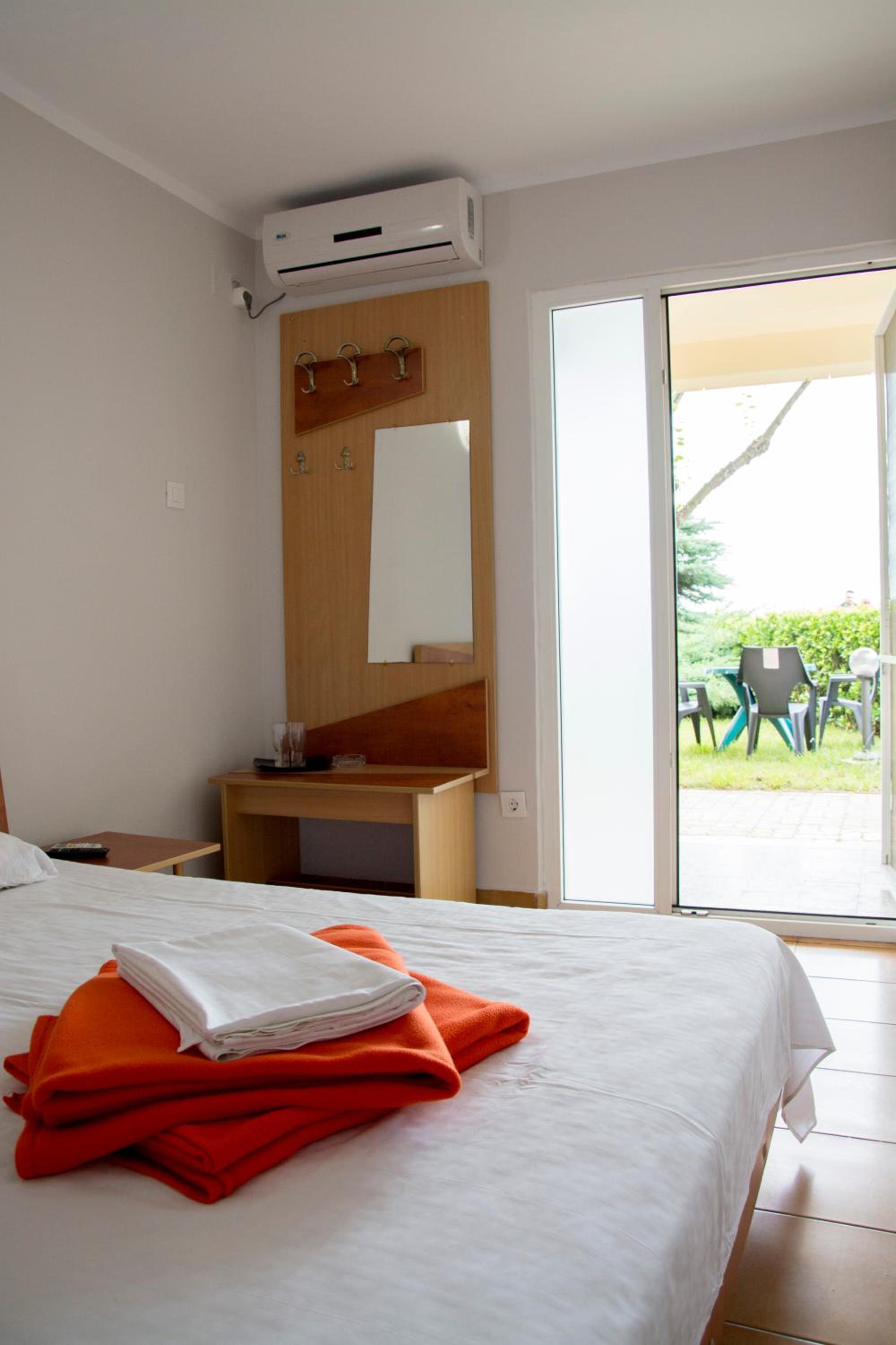 Twin Room with Sea View - Photo 3