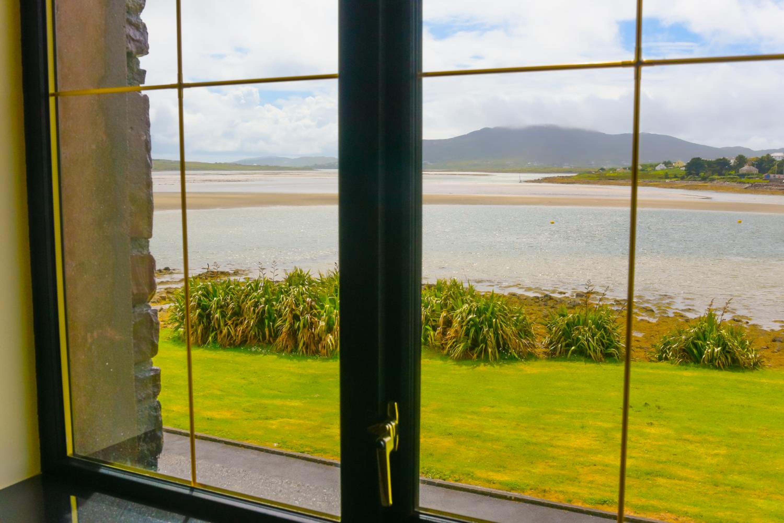 Deluxe Suite with Sea View - Photo 4