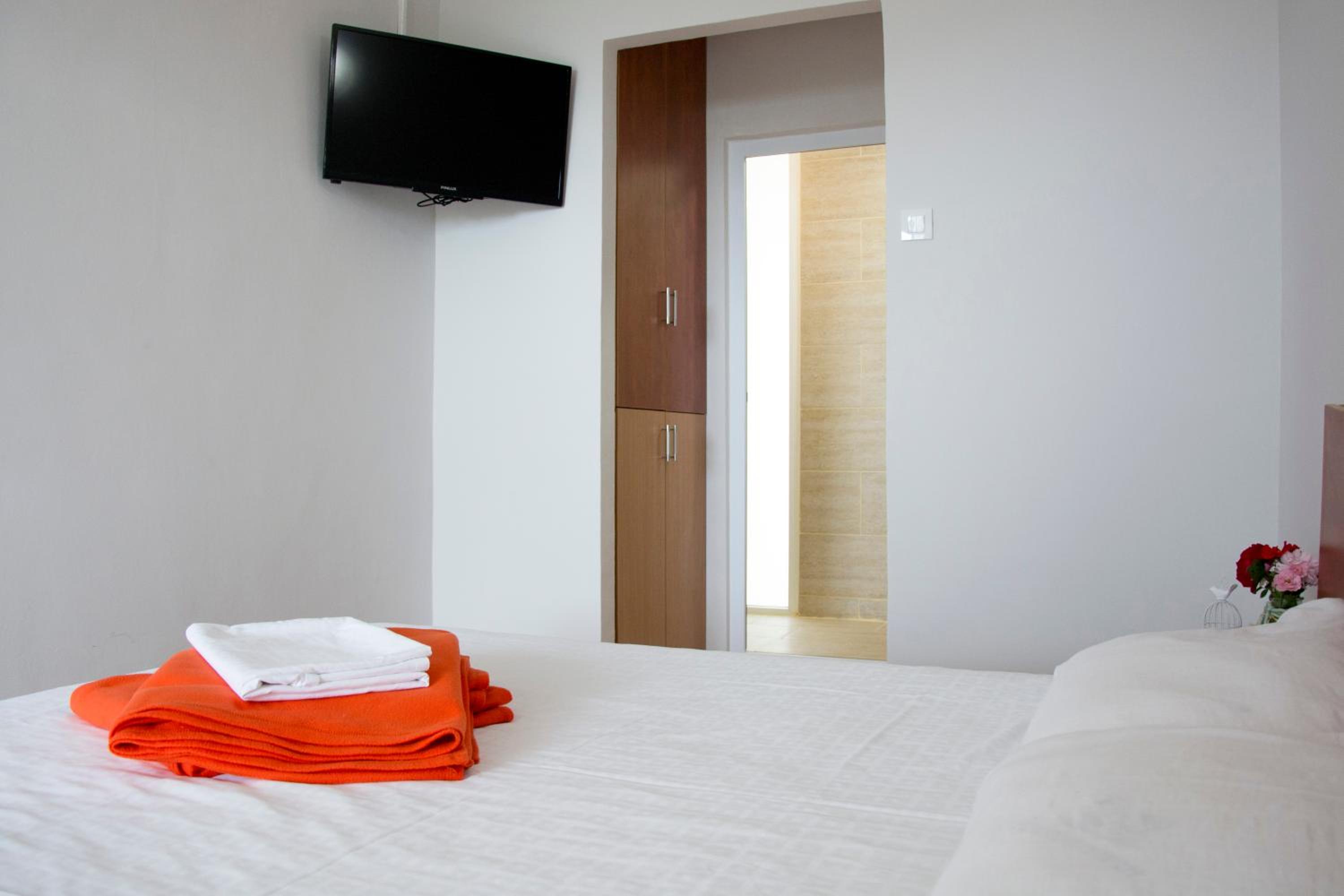 Twin Room with Sea View - Photo 11