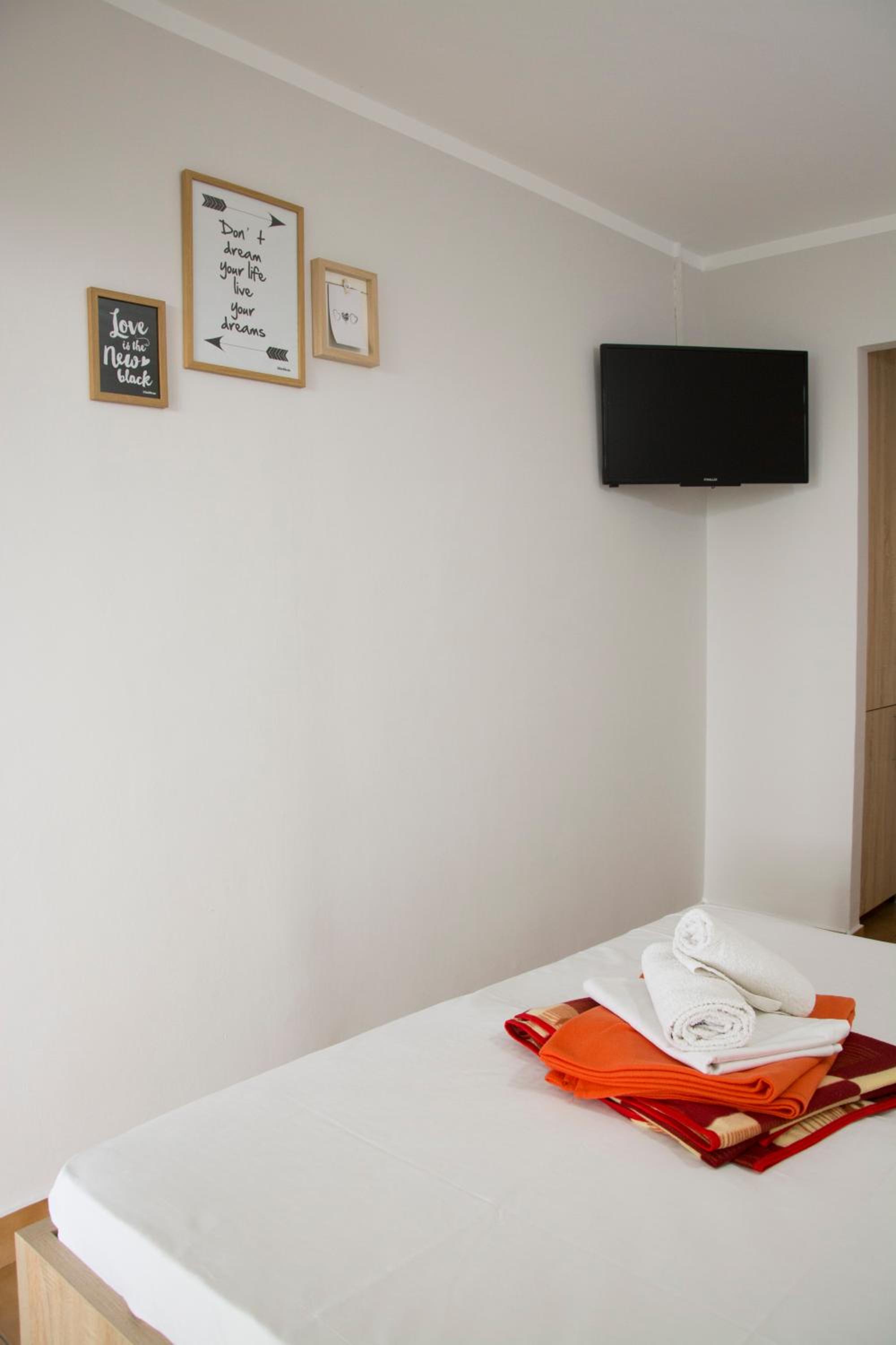 Twin Room with Sea View - Photo 12