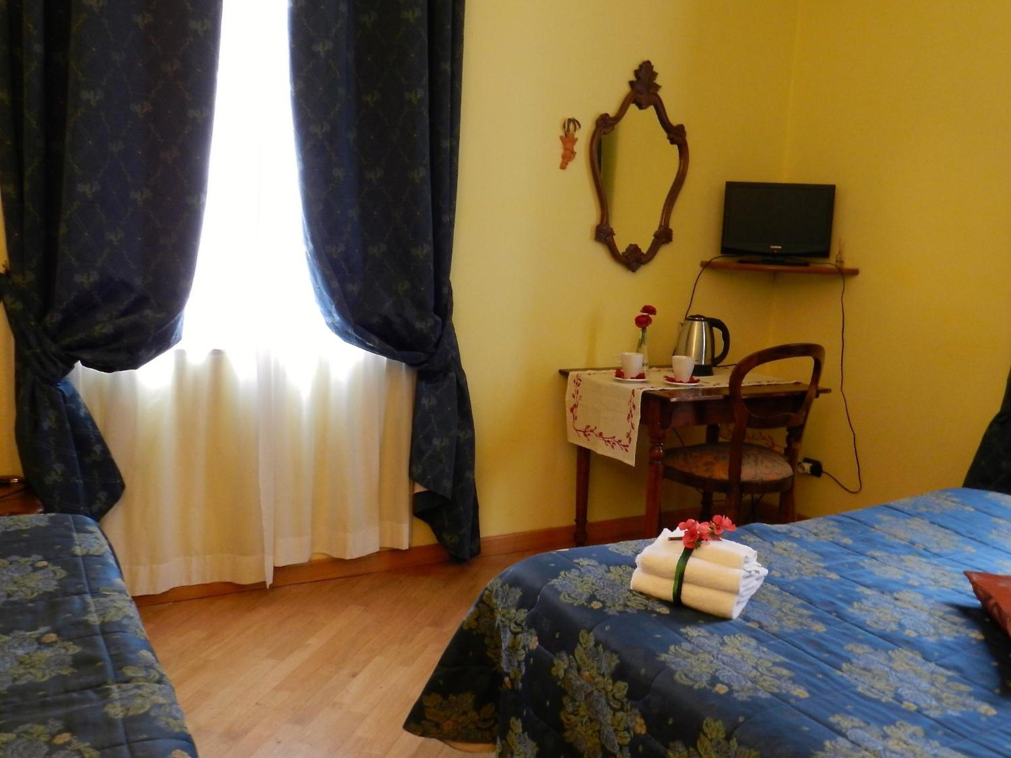 Triple Room with Street View - Photo 3