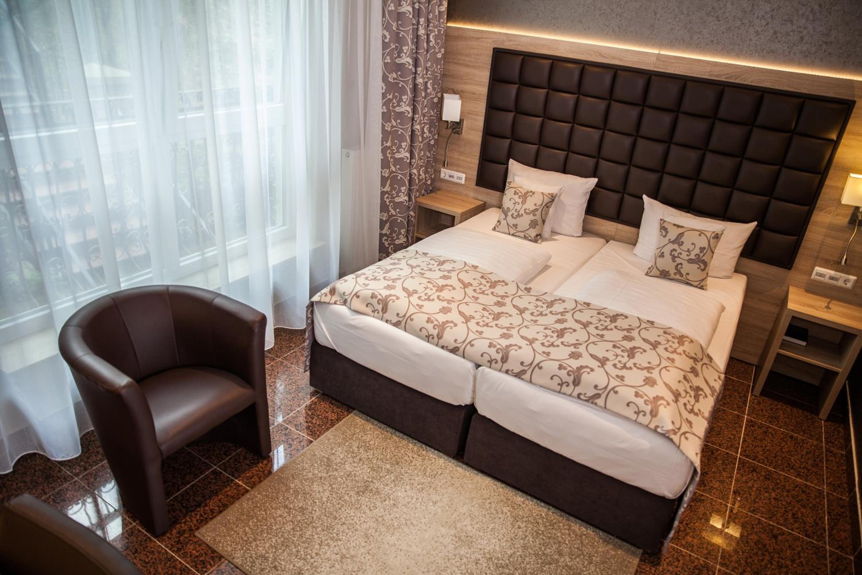Standard Double or Twin Room - Photo 7