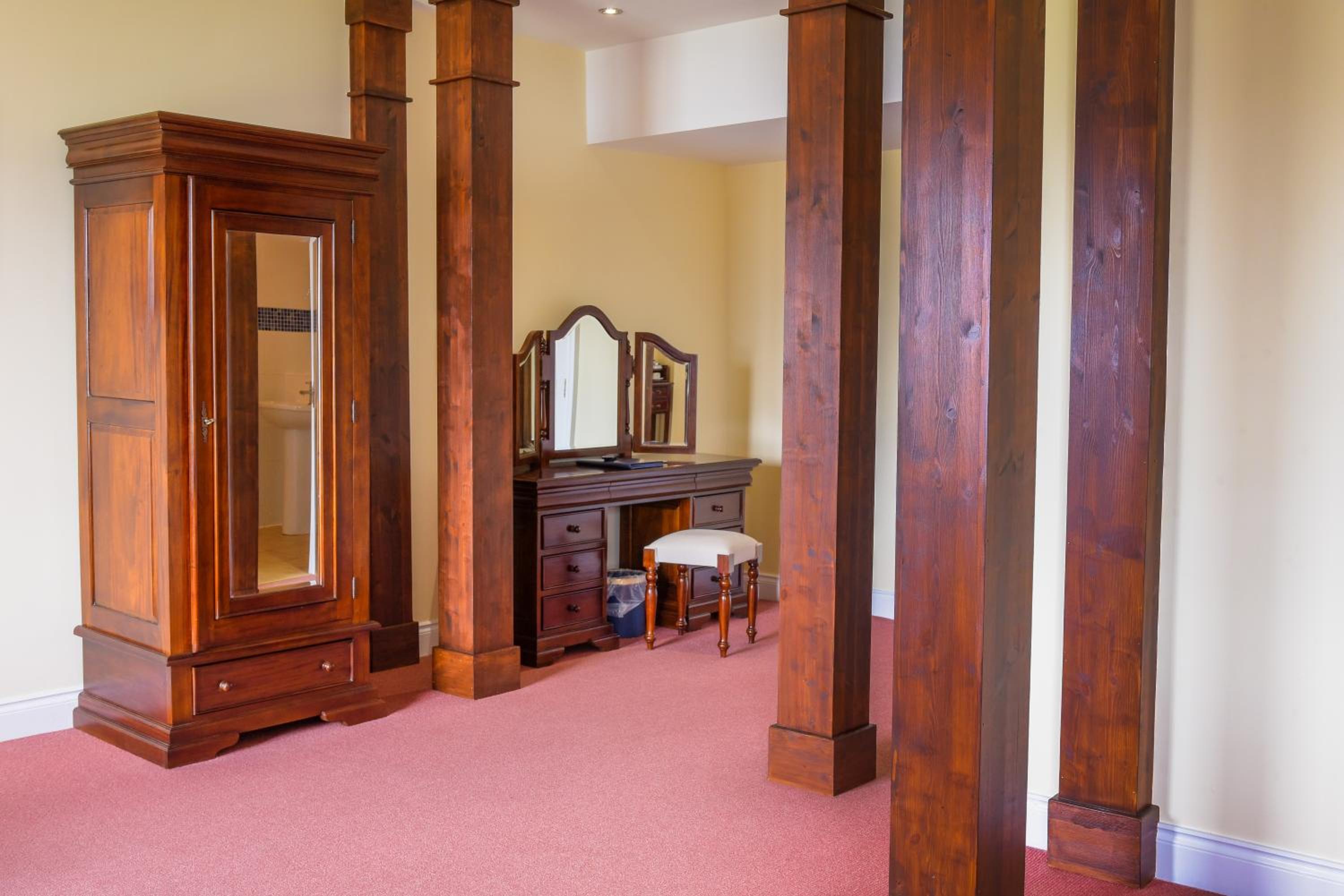 Deluxe Suite with Sea View - Photo 3