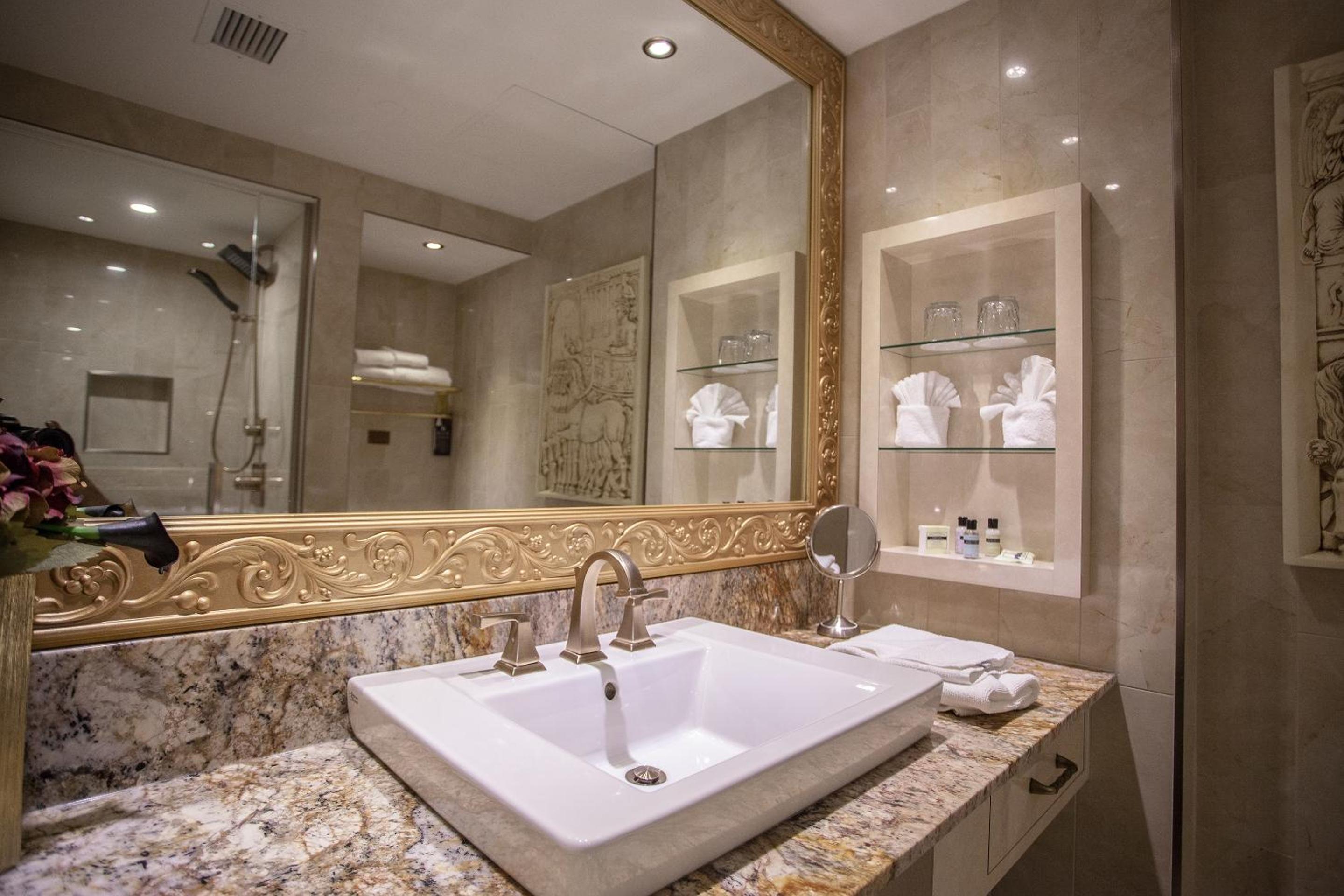 Roman Theme Room - Photo 2
