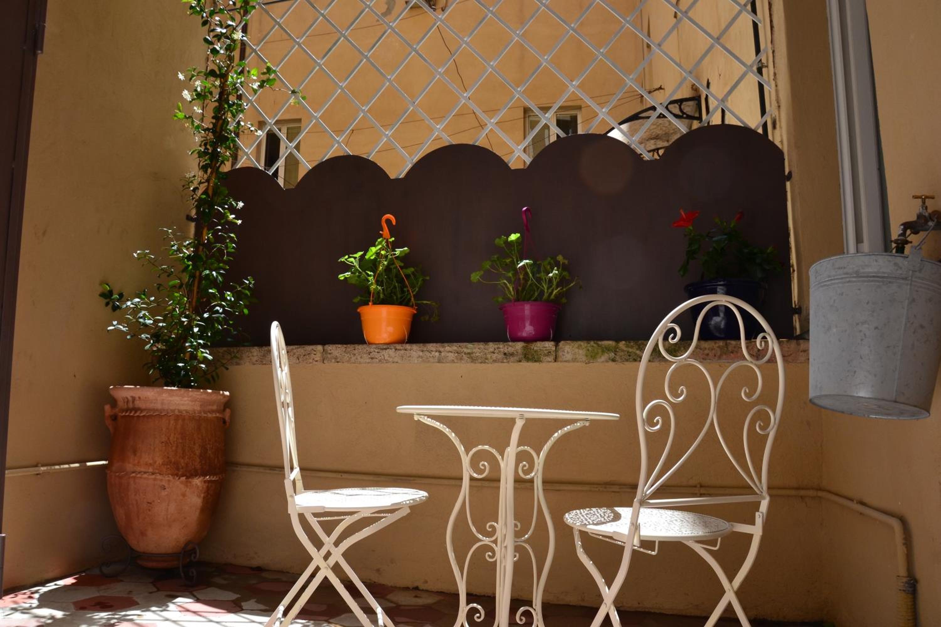 Apartment with Terrace - Photo 4