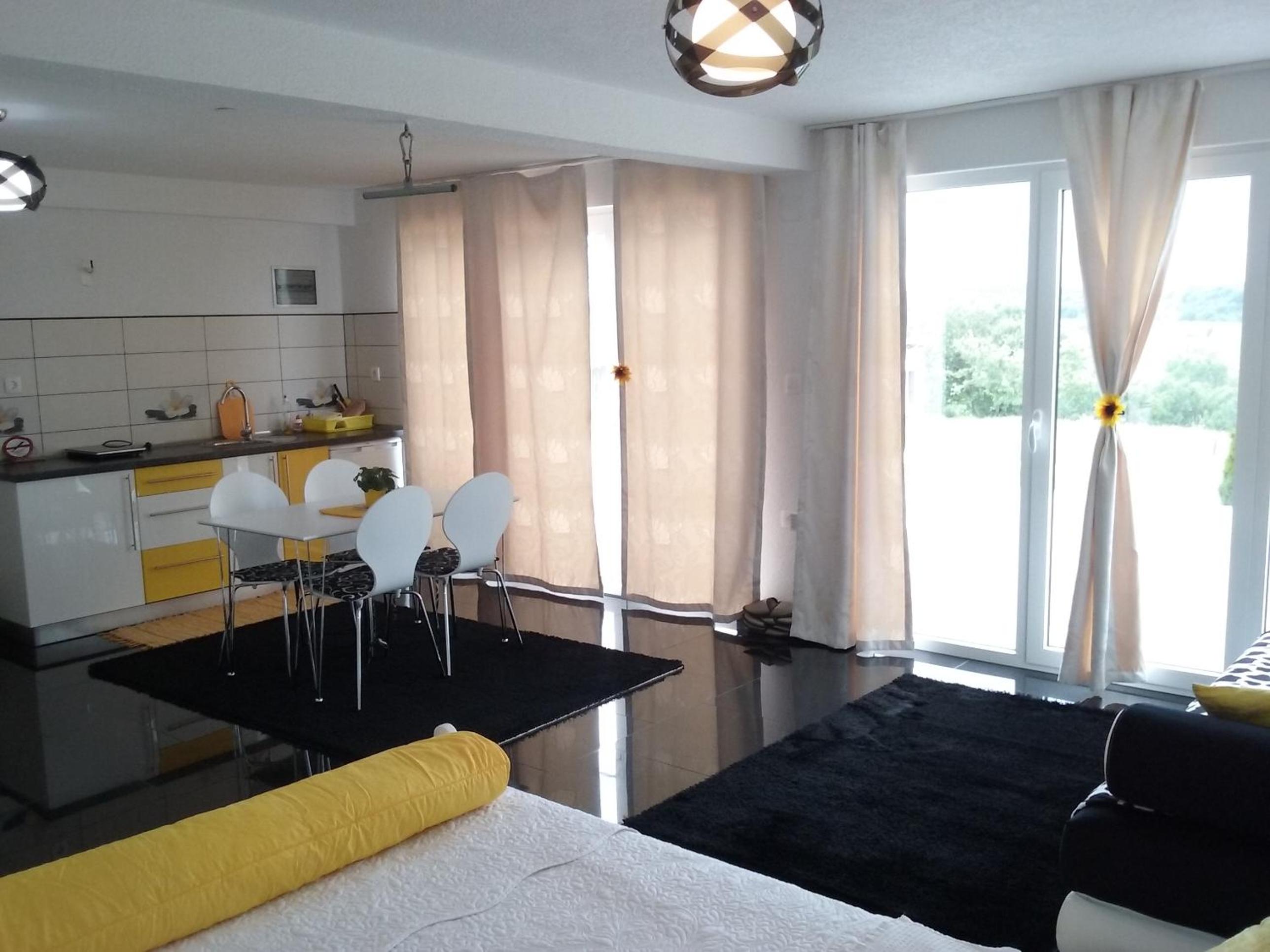 Studio Apartment with Mountain View