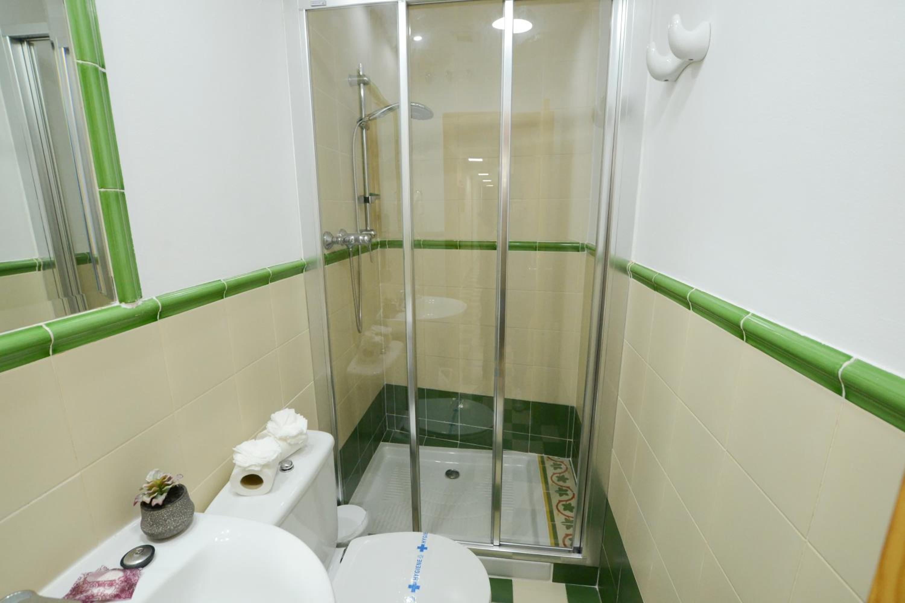 Double Room with Private Bathroom - Photo 91