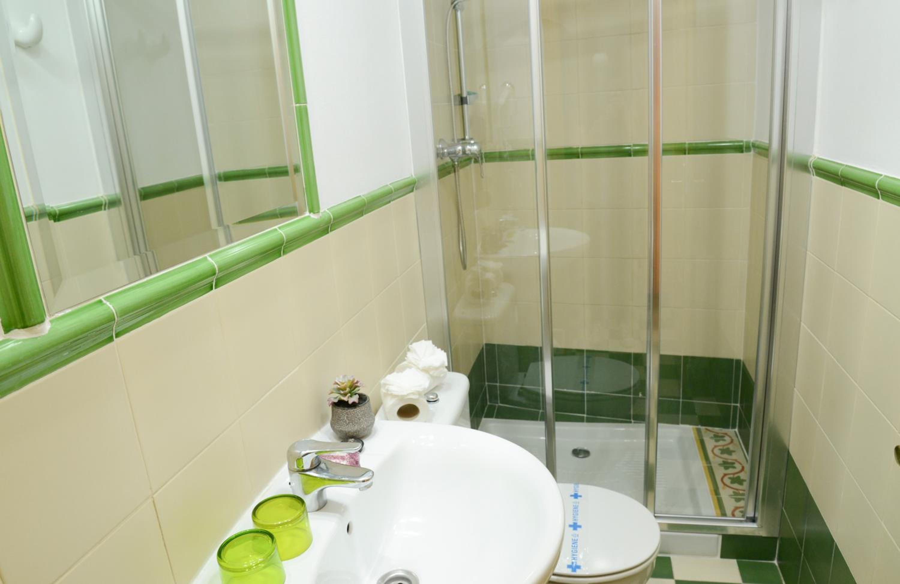 Double Room with Private Bathroom - Photo 101