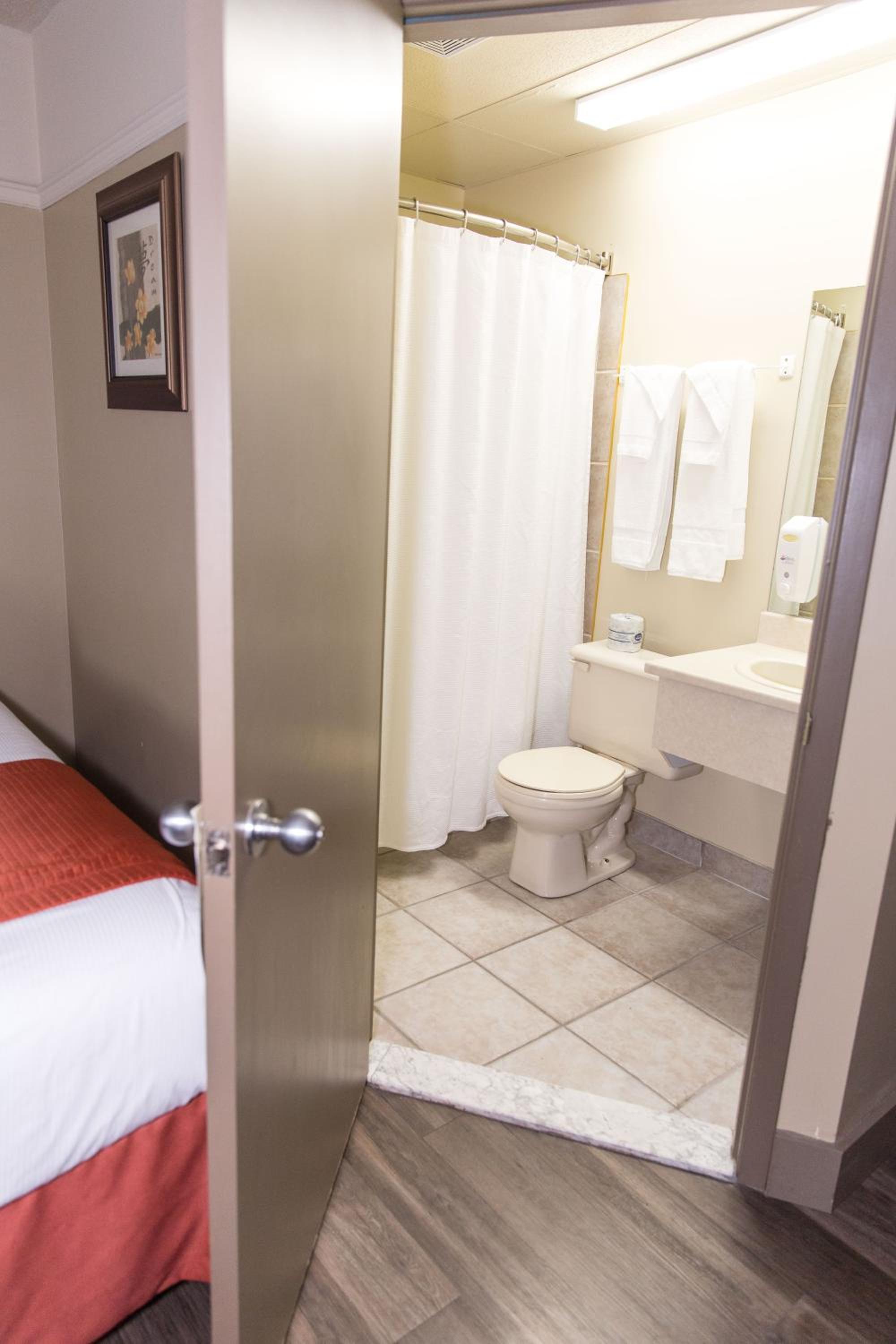 Queen Room photo 1