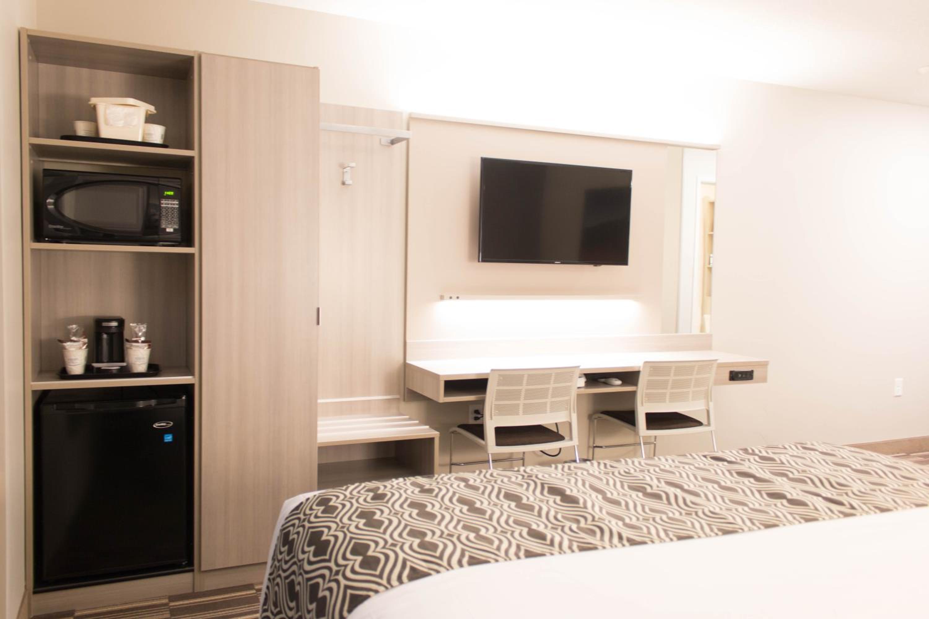 Queen Room with Two Queen Beds - Non-Smoking photo 3