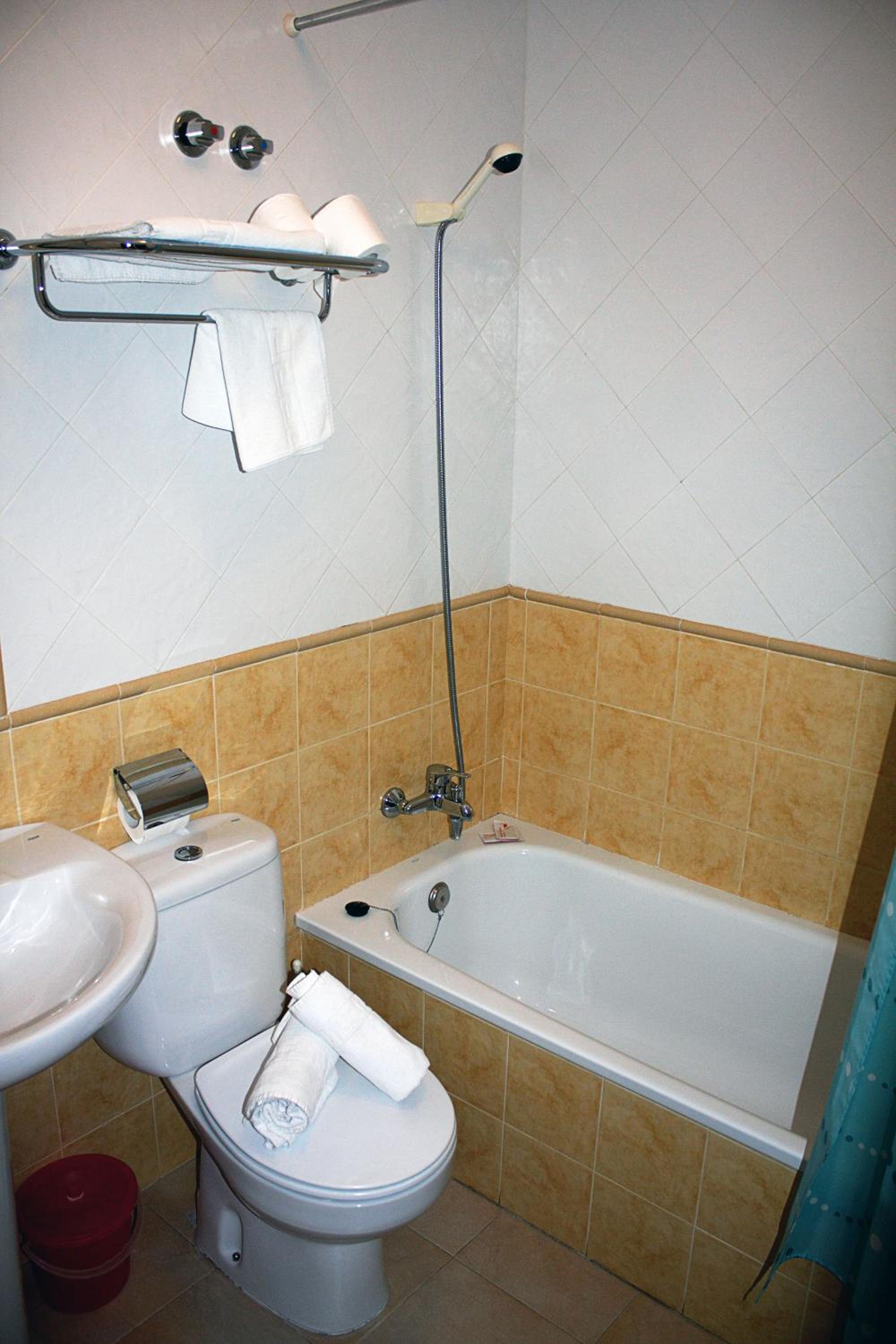 Standard Double or Twin Room - Photo 4