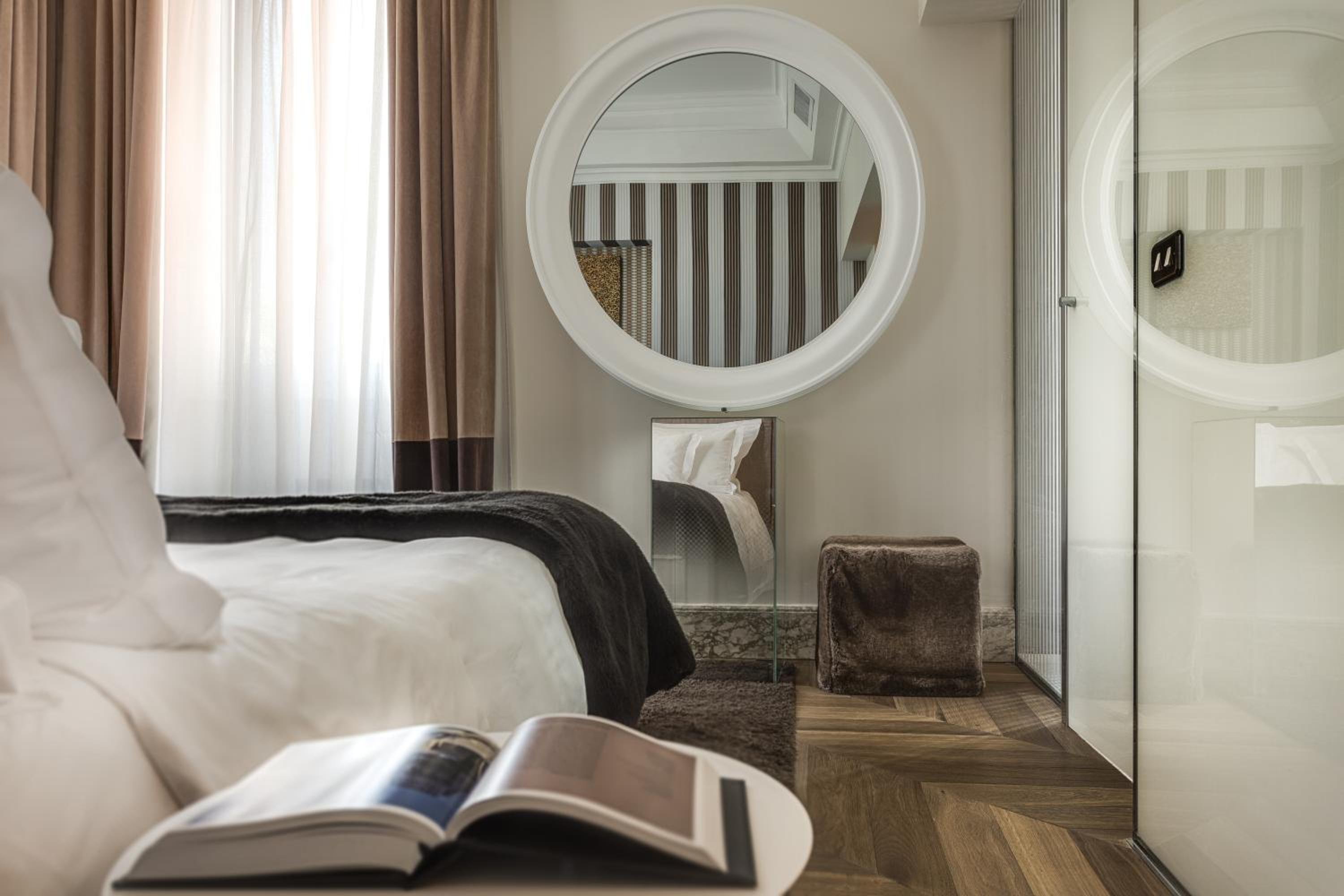 Executive Double Room thumbnail 6