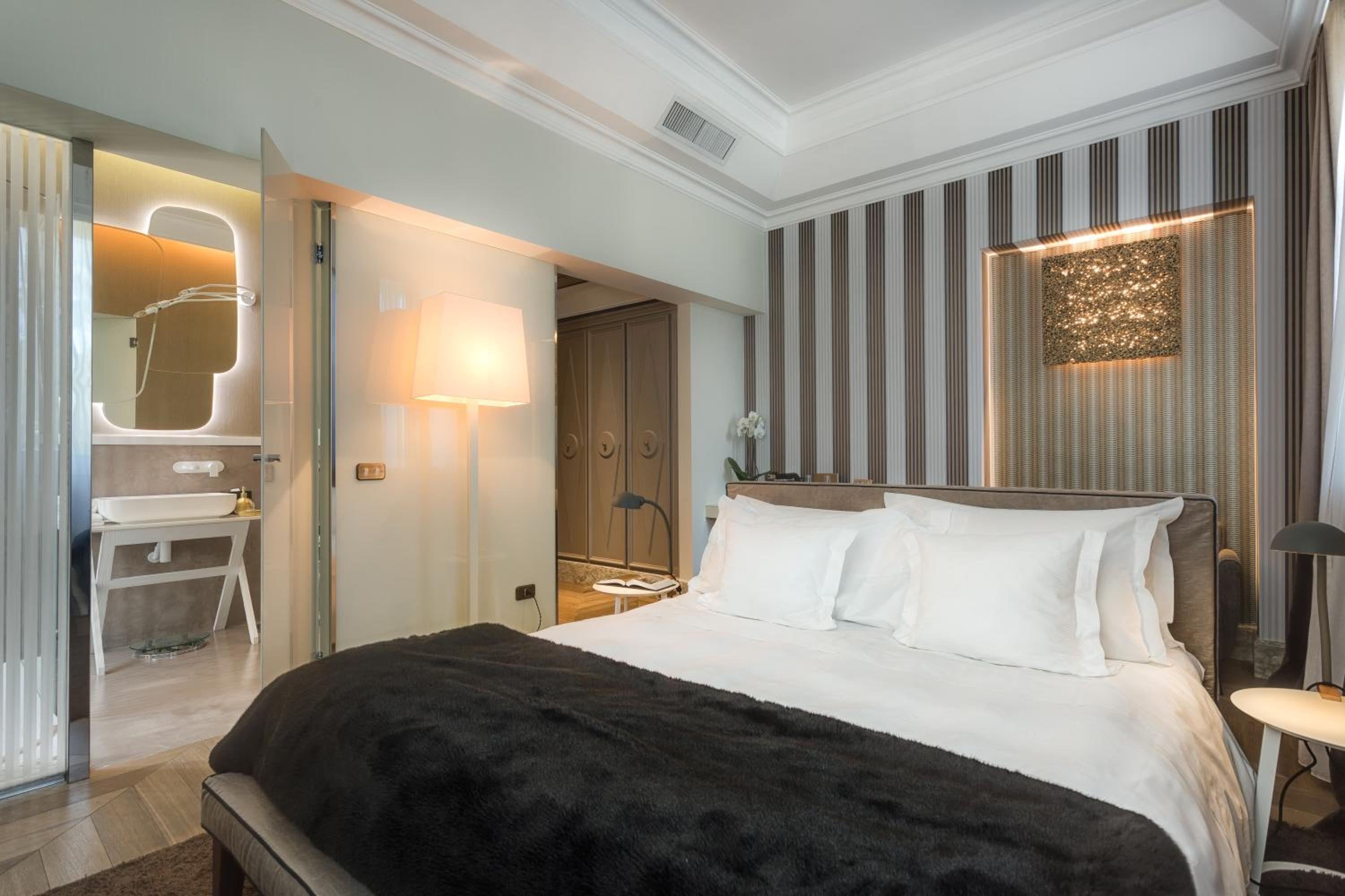 Executive Double Room thumbnail 5