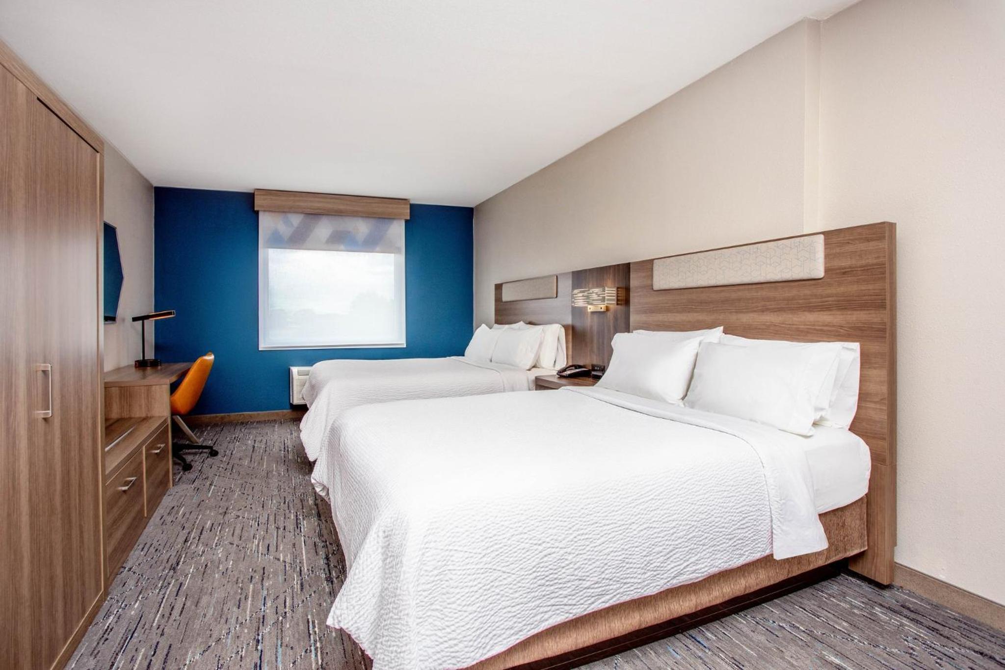 Queen Room with Two Queen Beds and Mobility Accessible Bathtub
