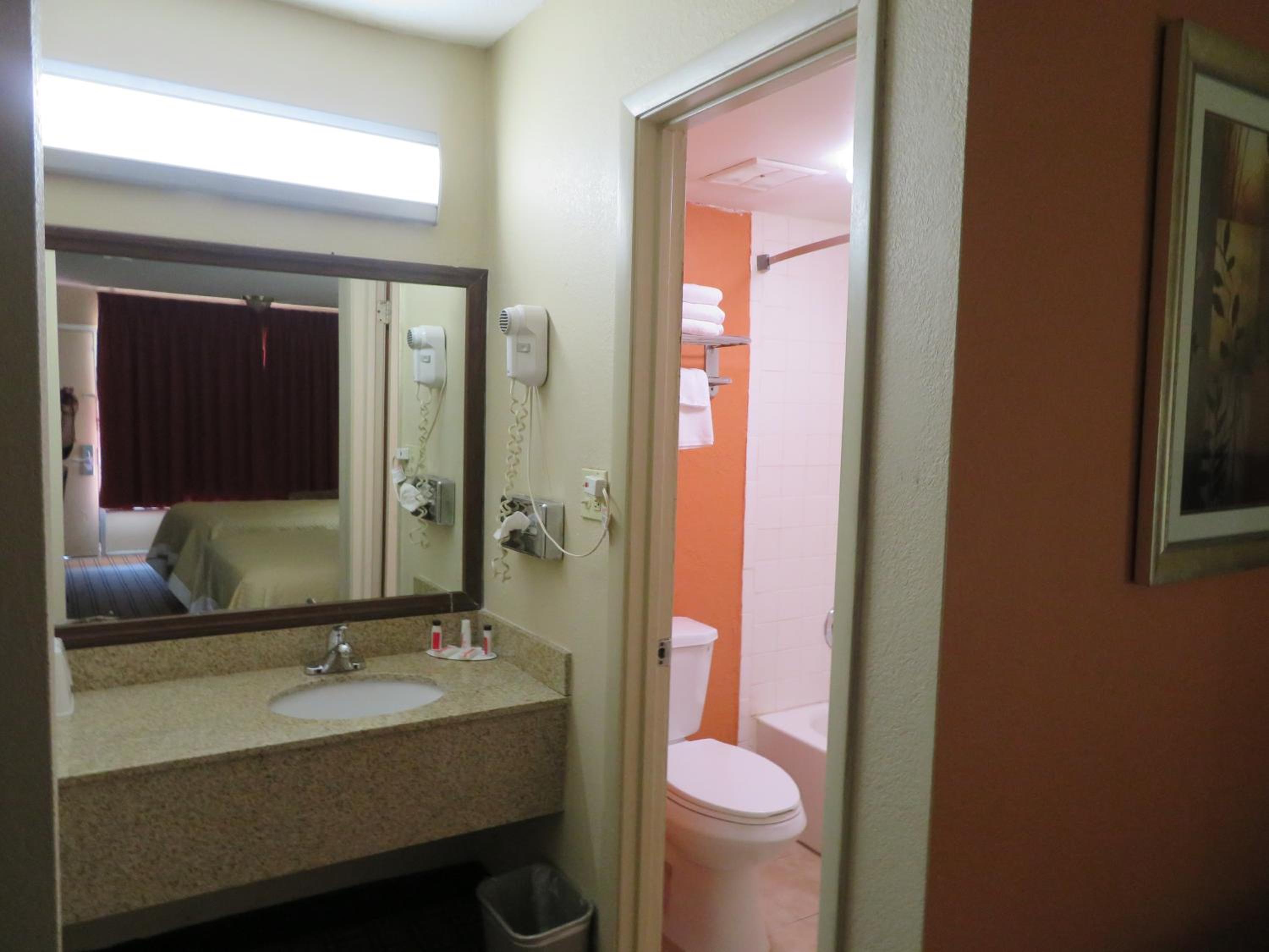 King Room - Non-Smoking - Photo 3
