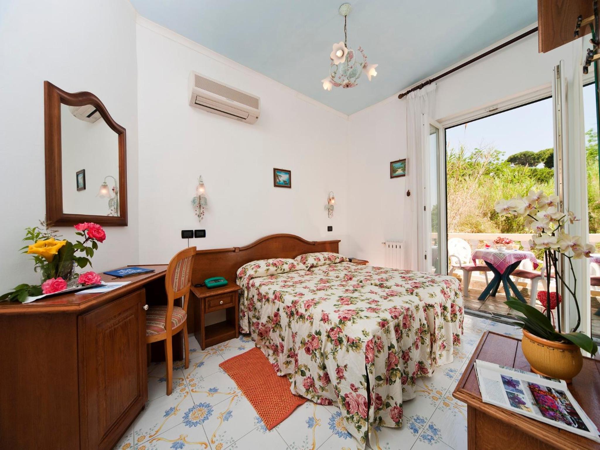Standard Double Room with Partial Sea View - Photo 1