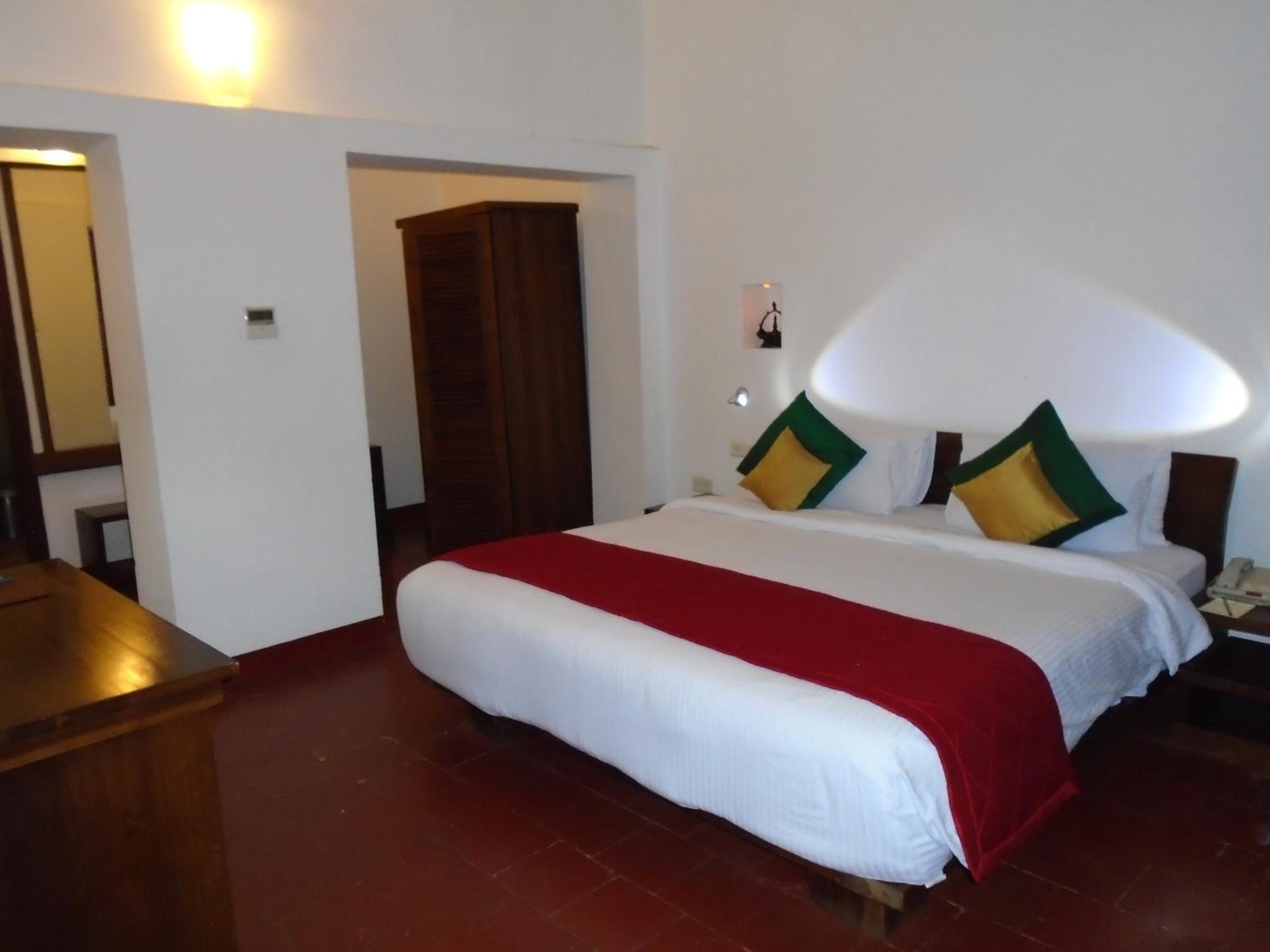 Deluxe Double Room (Complimentary breakfast and Hi-Tea (4–5 PM) with tea, coffee, and cookies)