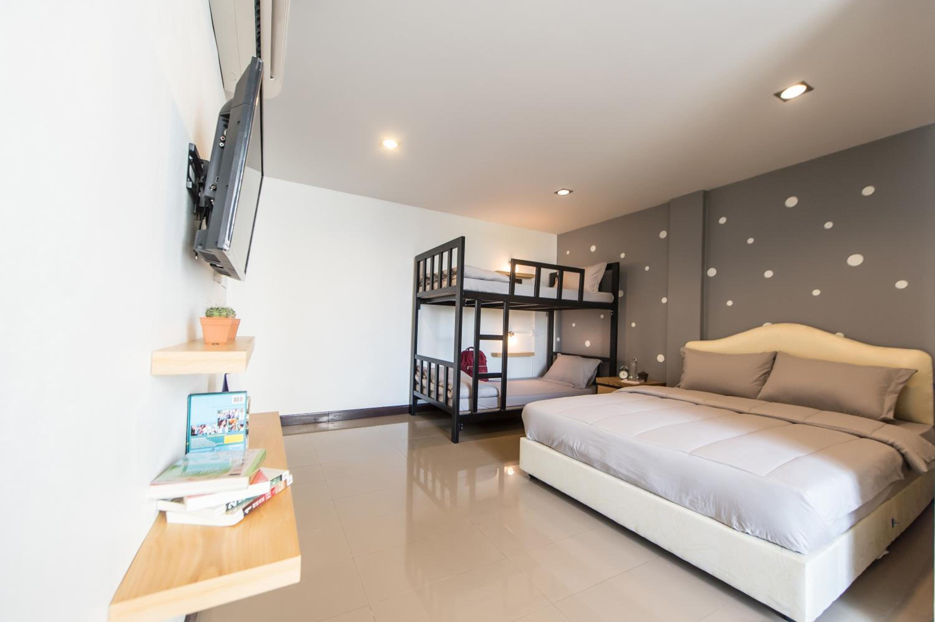 Family Room with Private Bathroom - Photo 2