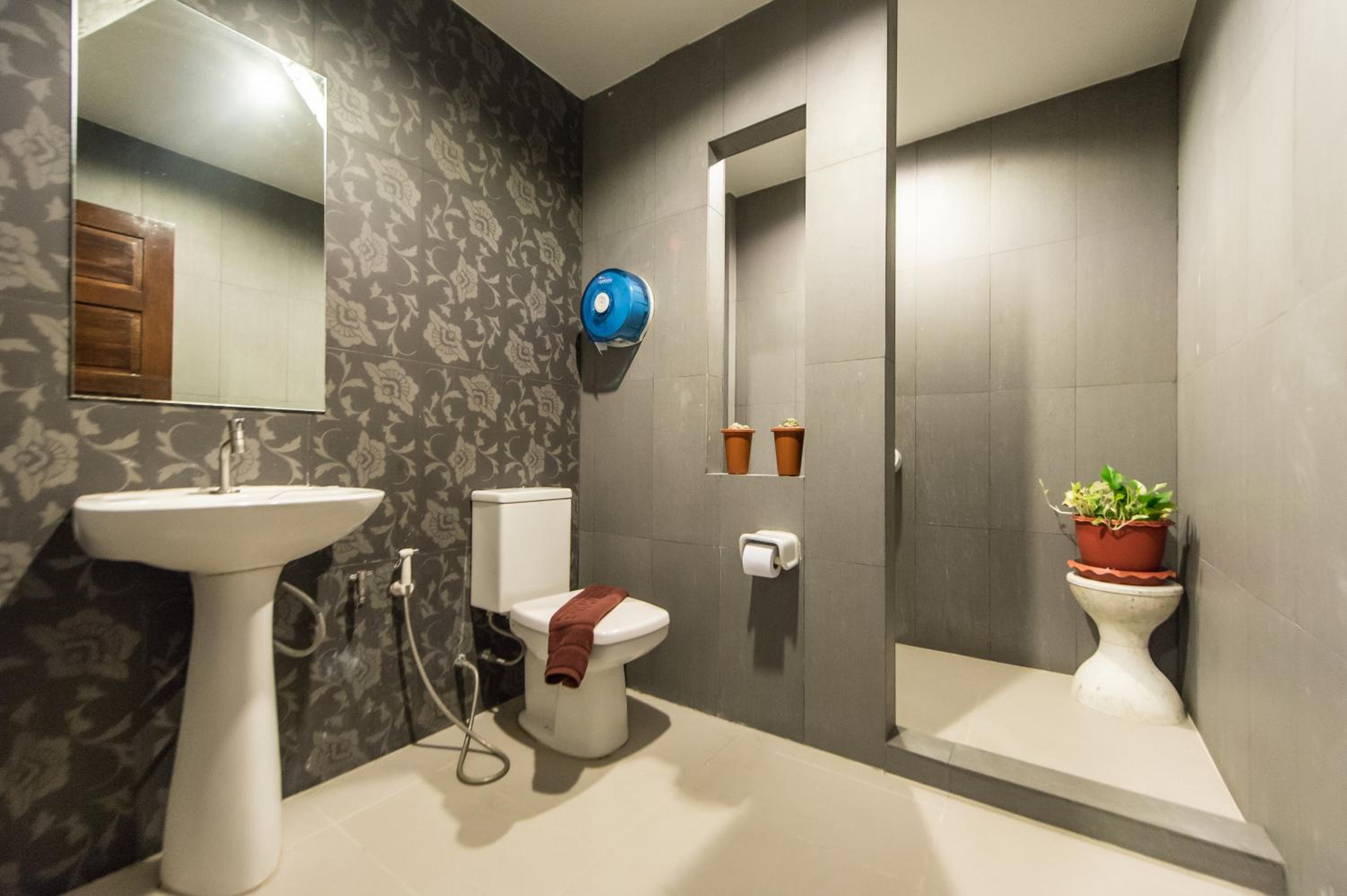 Family Room with Private Bathroom - Photo 6