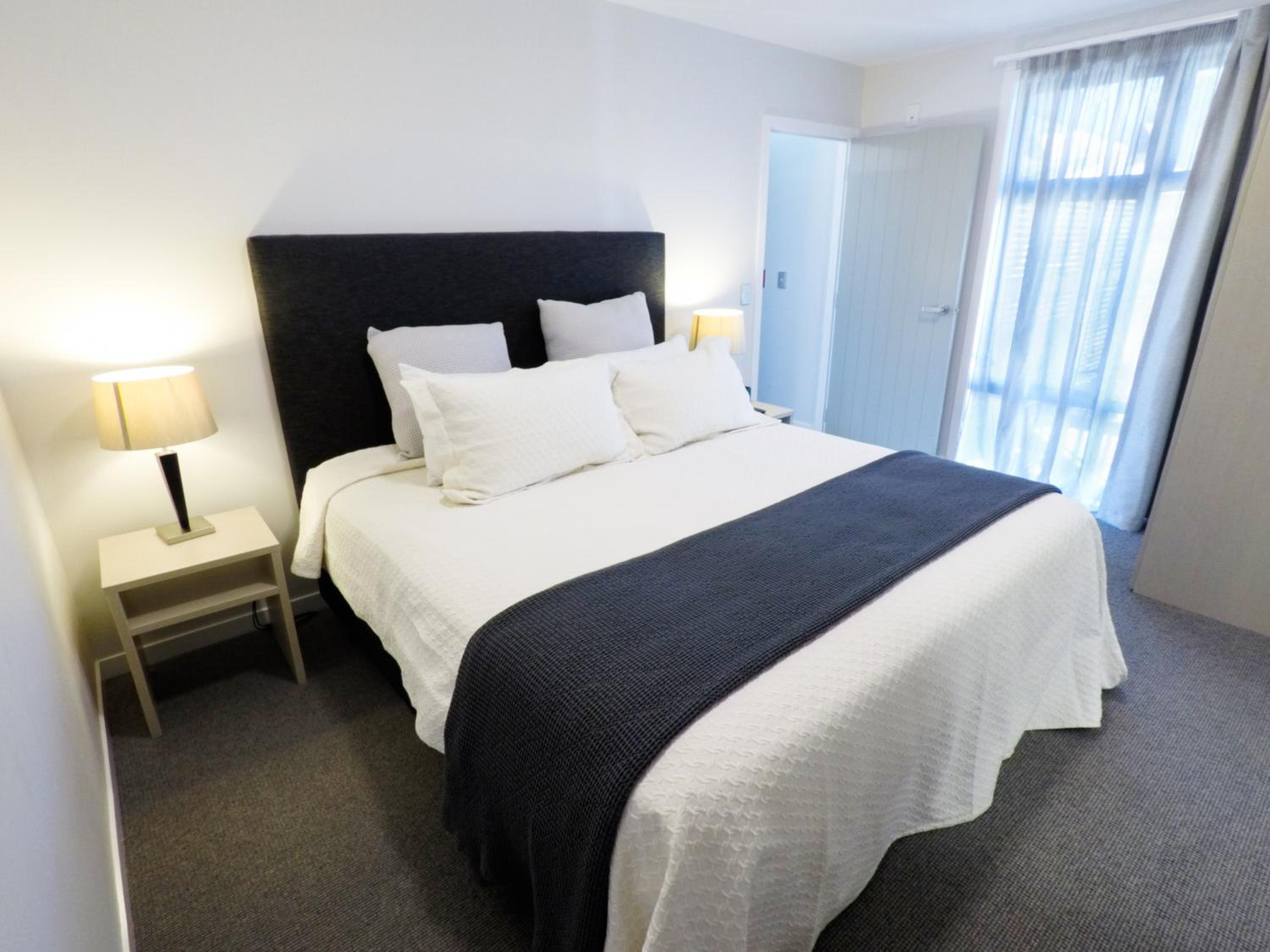 Luxury One-Bedroom Apartment - Photo 2
