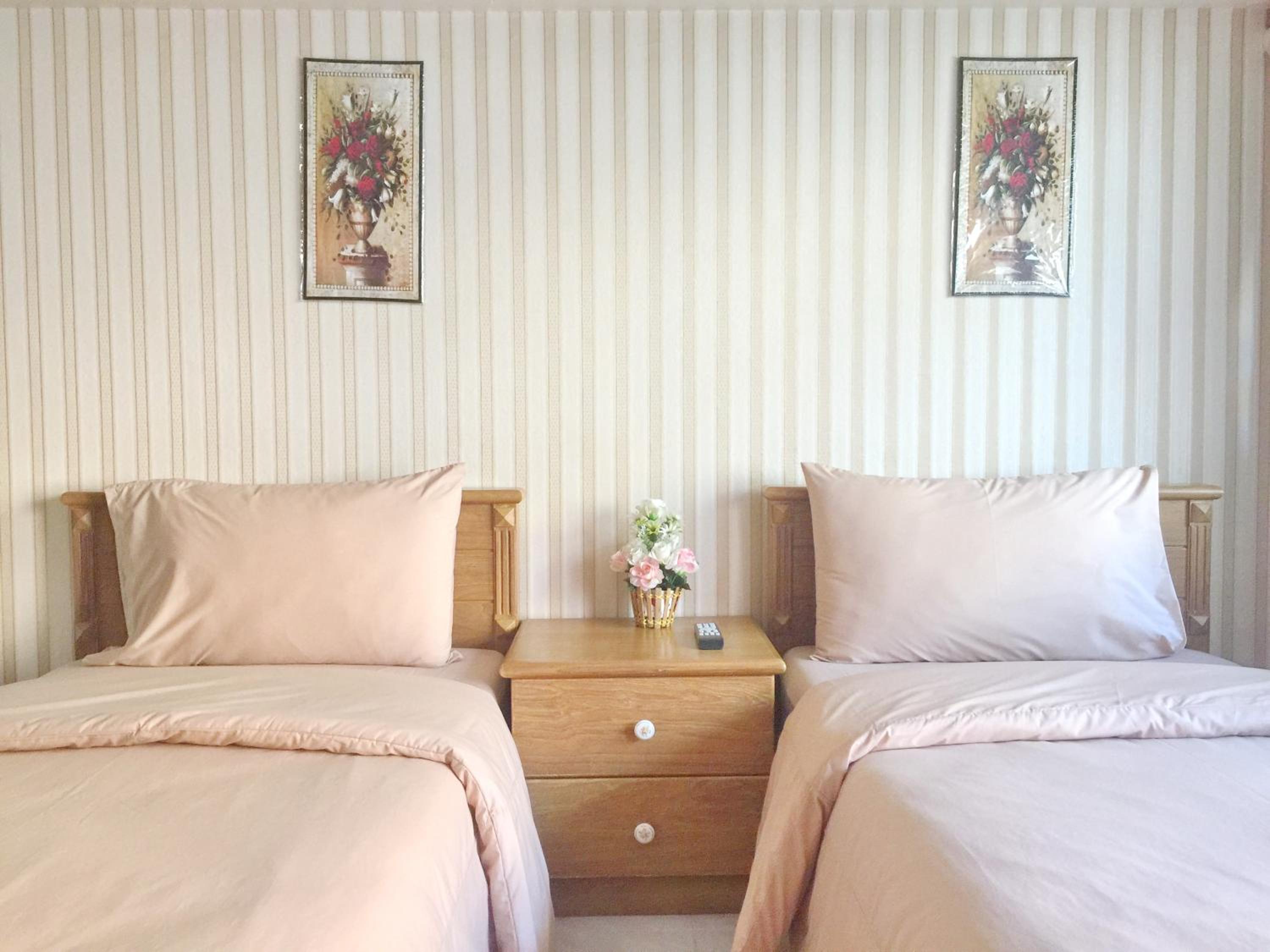 Twin Room with Private Bathroom - Photo 2
