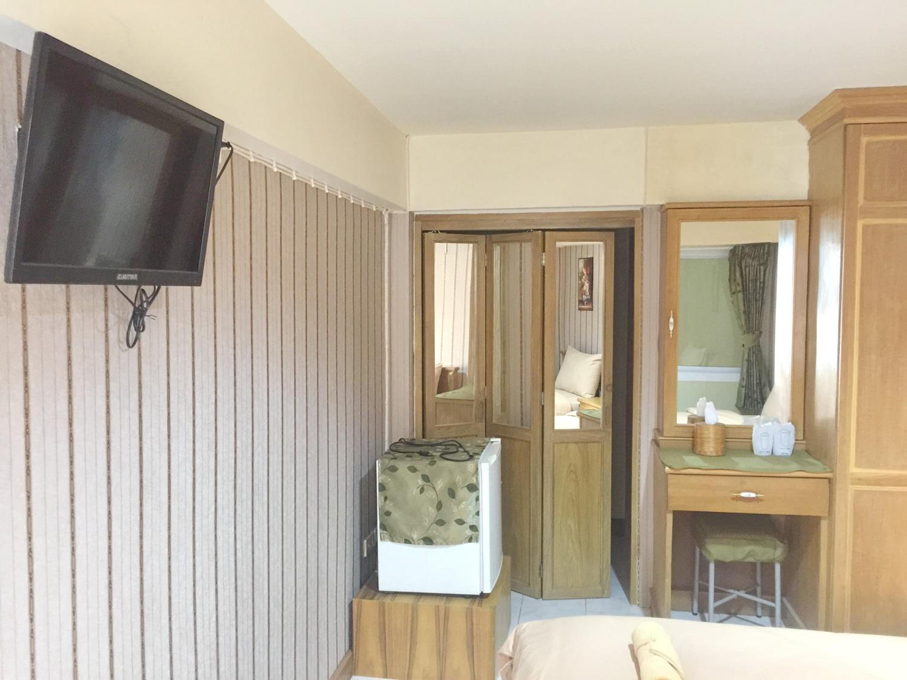 Twin Room with Private Bathroom - Photo 3