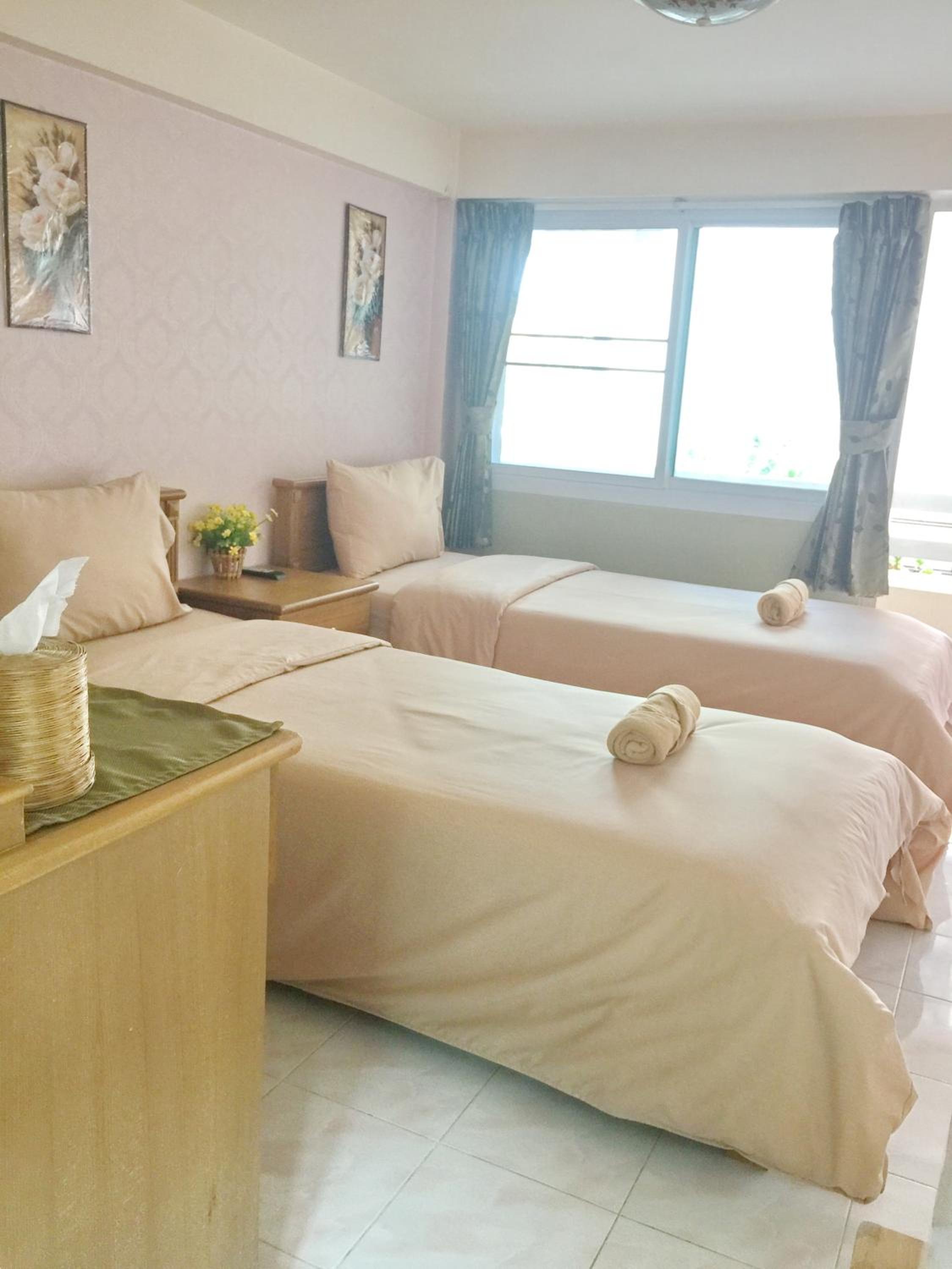 Twin Room with Private Bathroom - Photo 12
