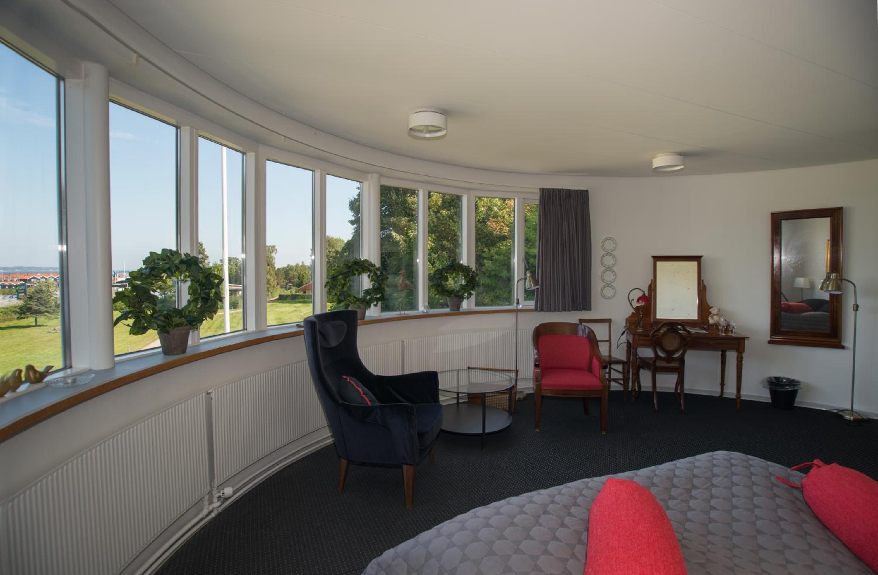 Family Room (2 Adults + 2 Children) - Photo 3