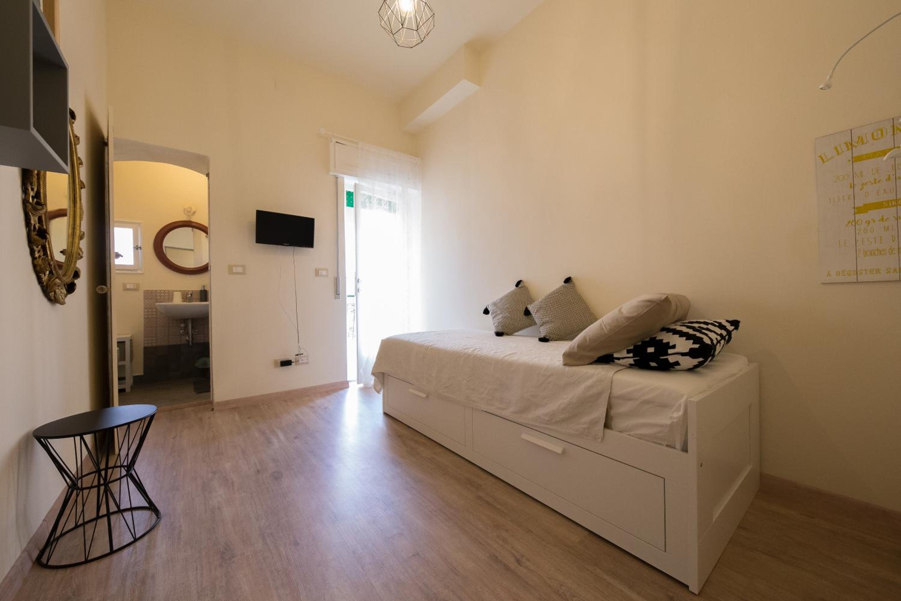 Single Room with Private Bathroom photo 1