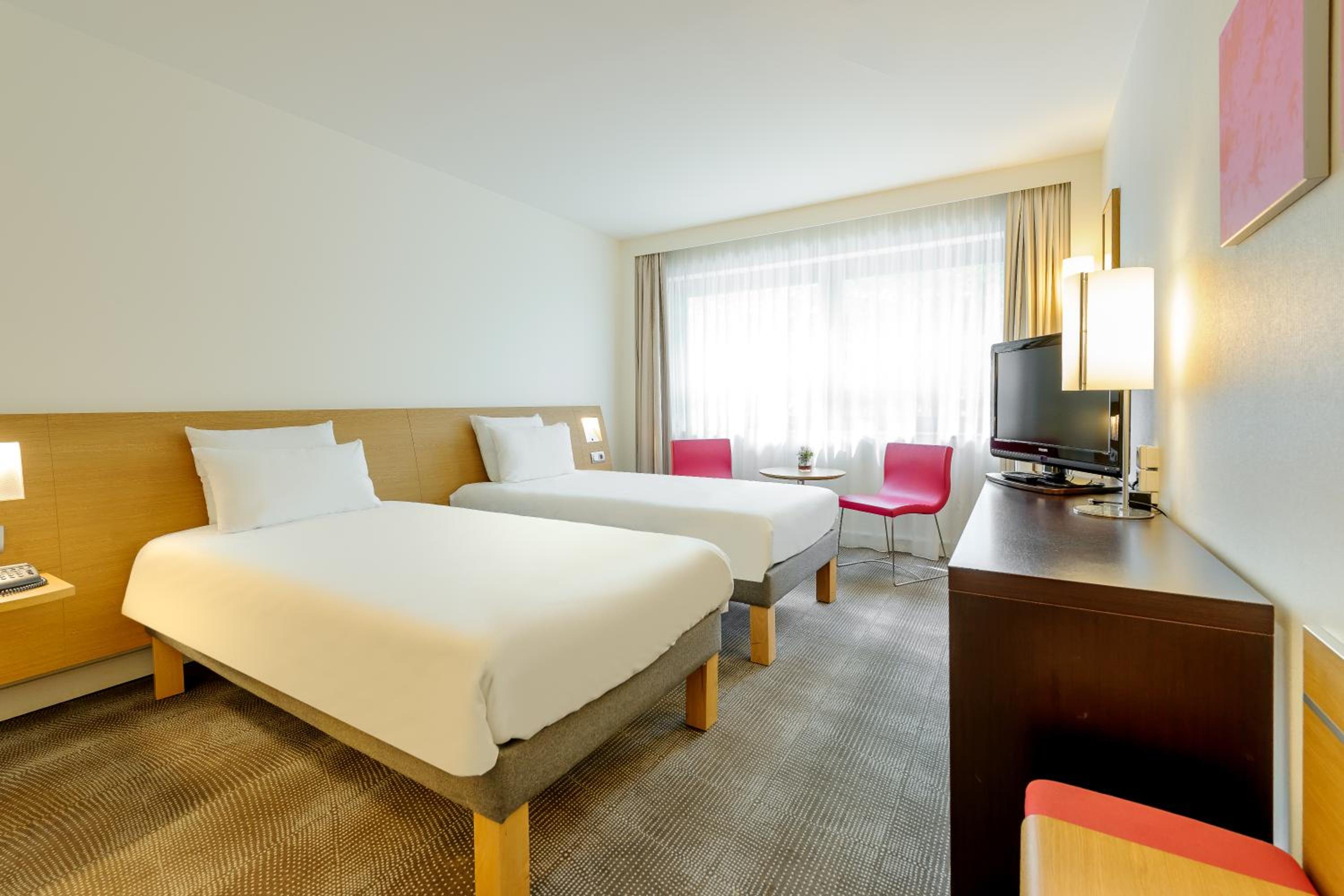 Standard Twin Room - Photo 3