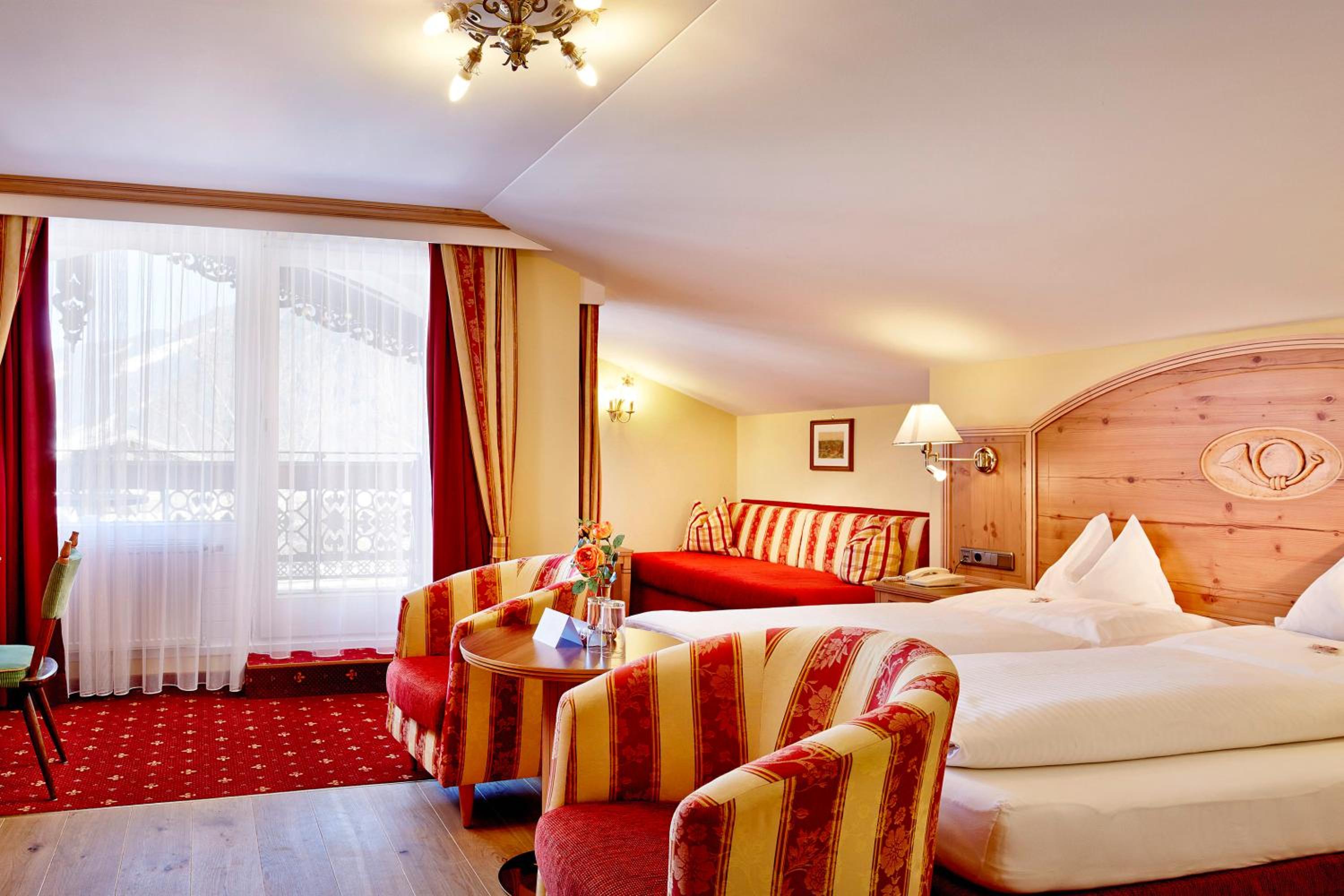 Junior Suite with Balcony - Photo 3