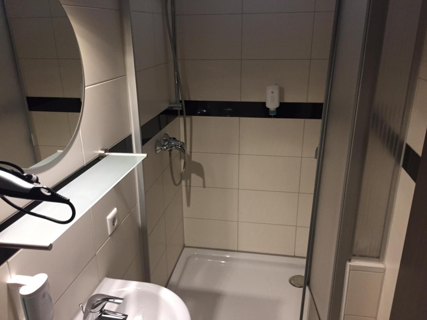 Single Room with Bathroom photo 3