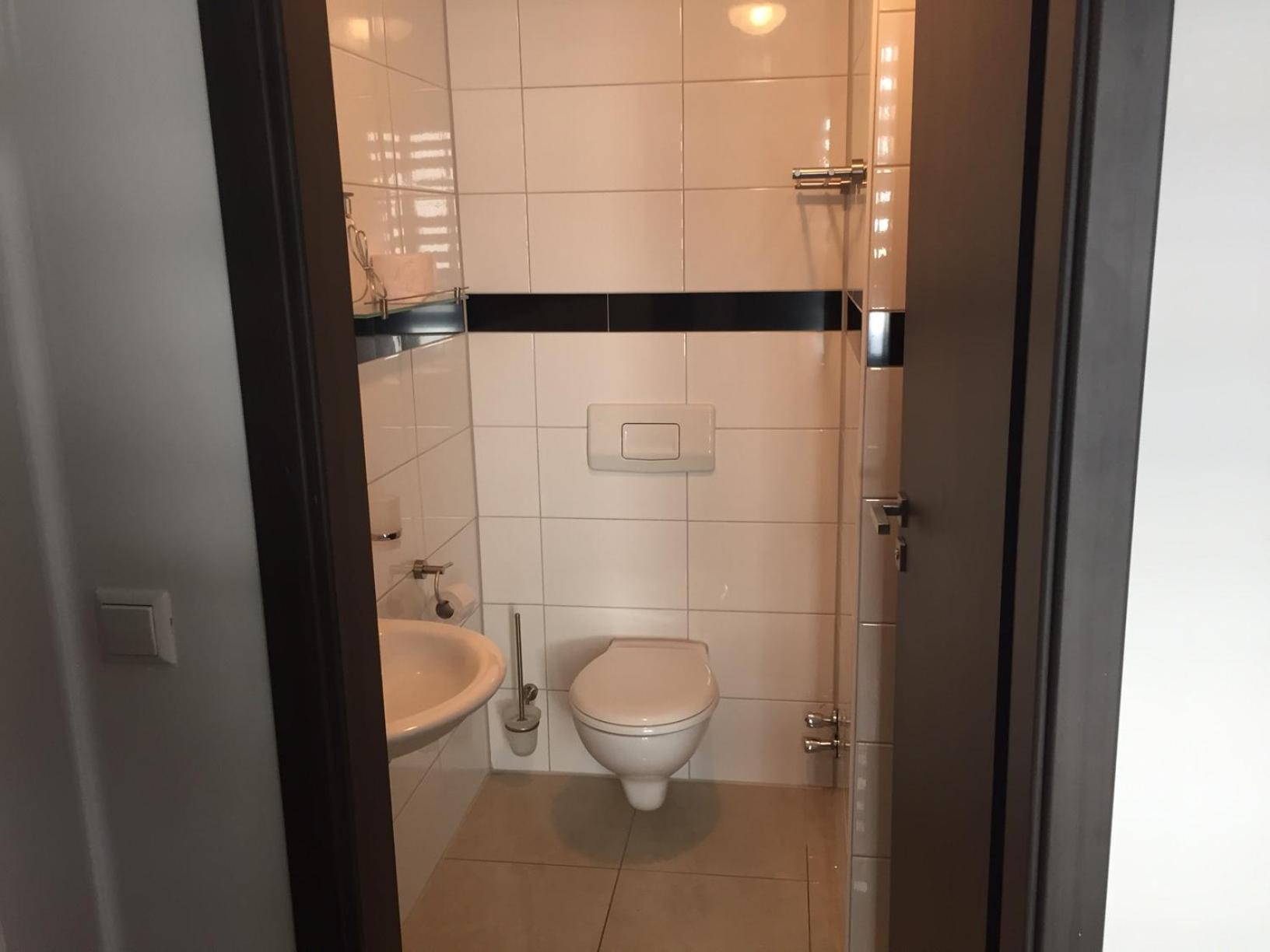 Single Room with Bathroom photo 2