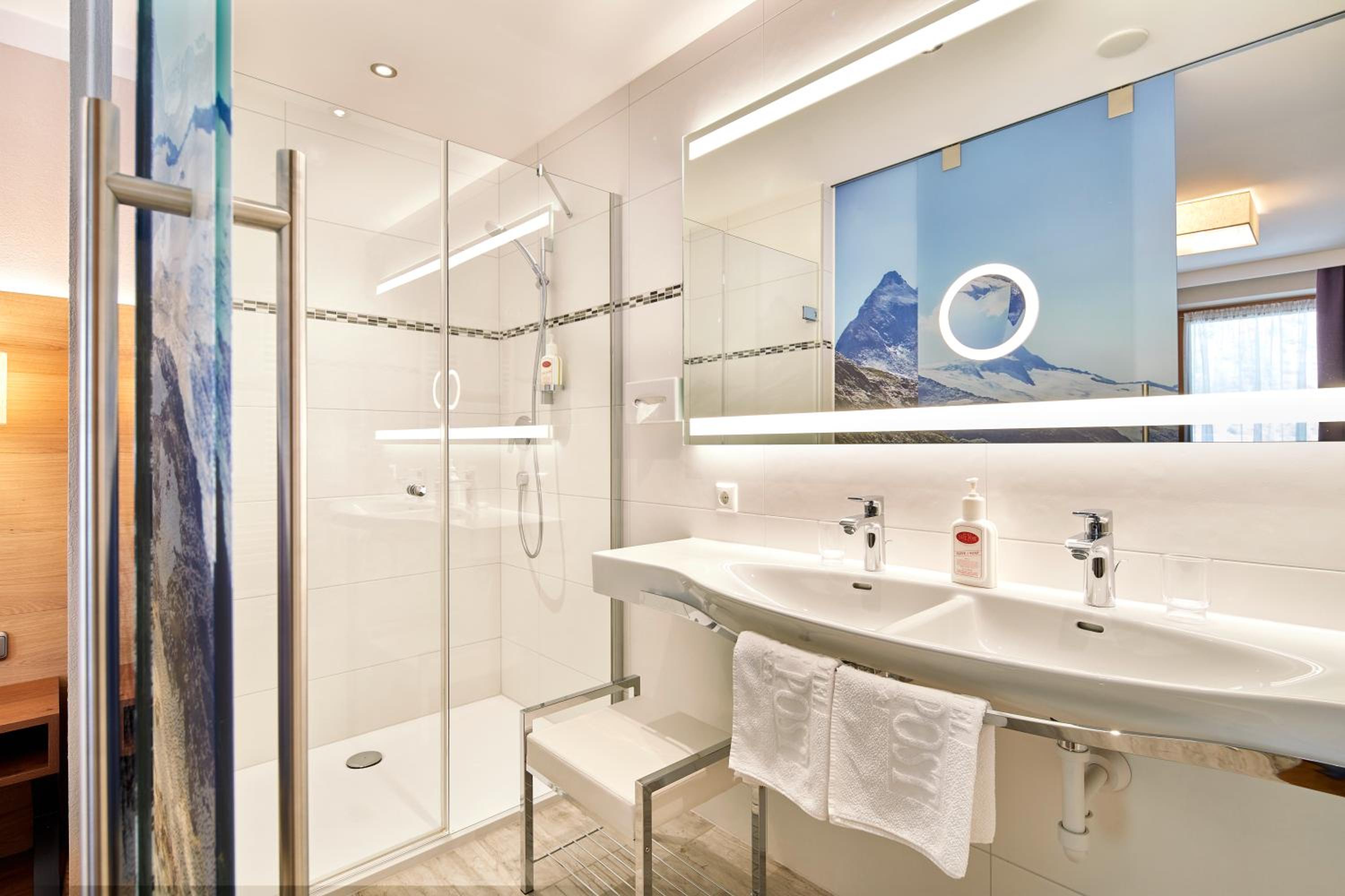 Junior Suite with Mountain View - Photo 4