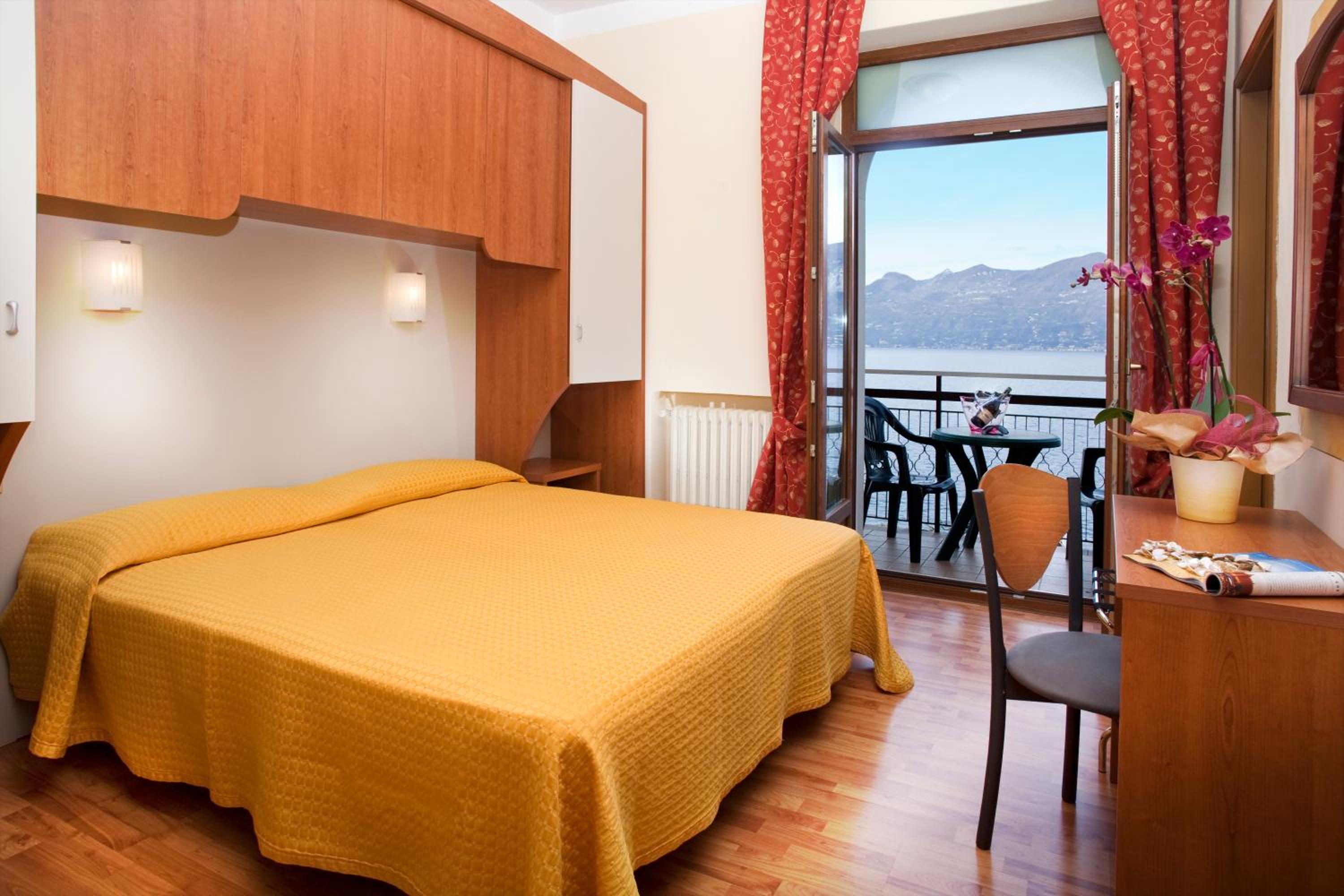Double Room with Lake View and Balcony - Photo 1