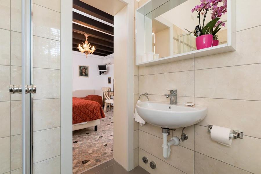 Triple Room - Photo 9
