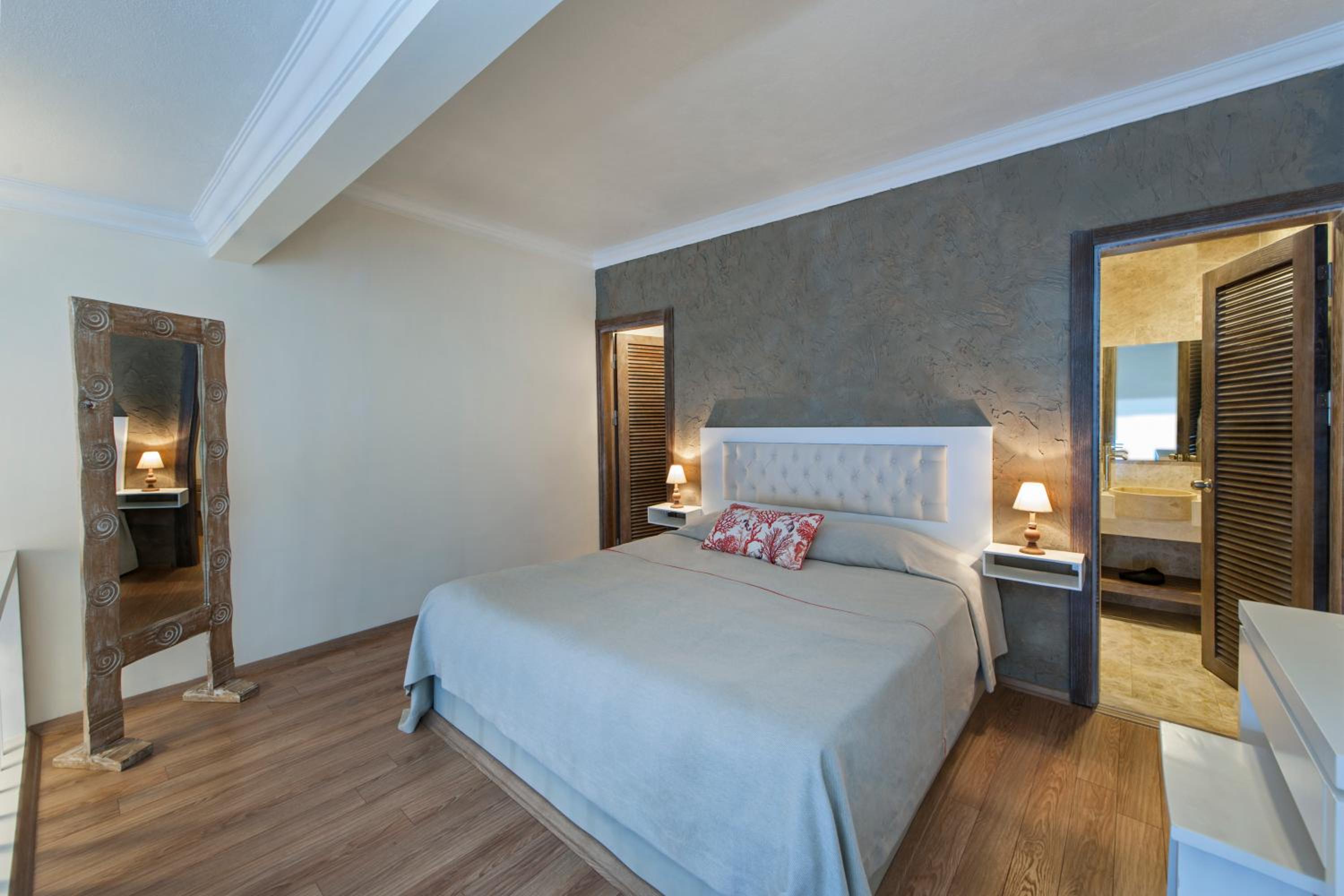 Superior One-Bedroom Suite - Photo 1