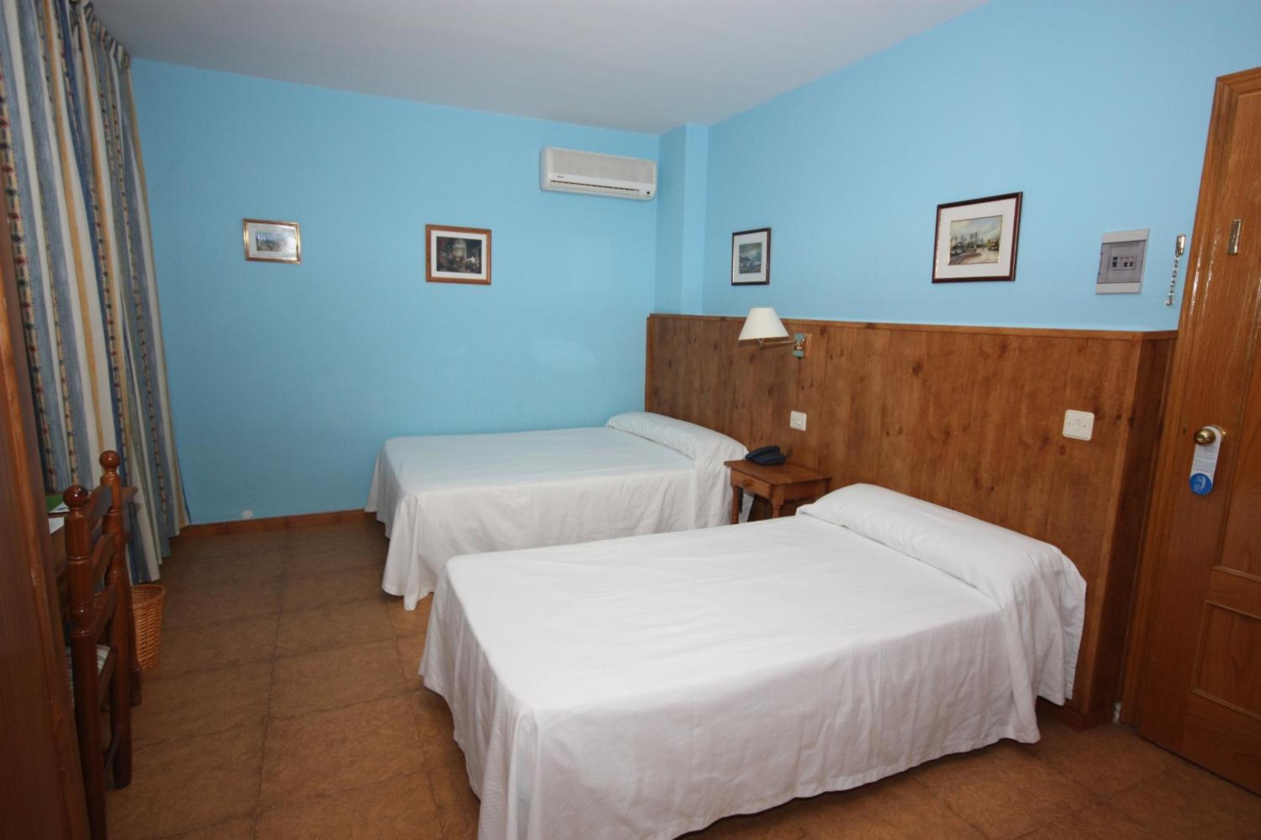 Economy Twin Room - Photo 4