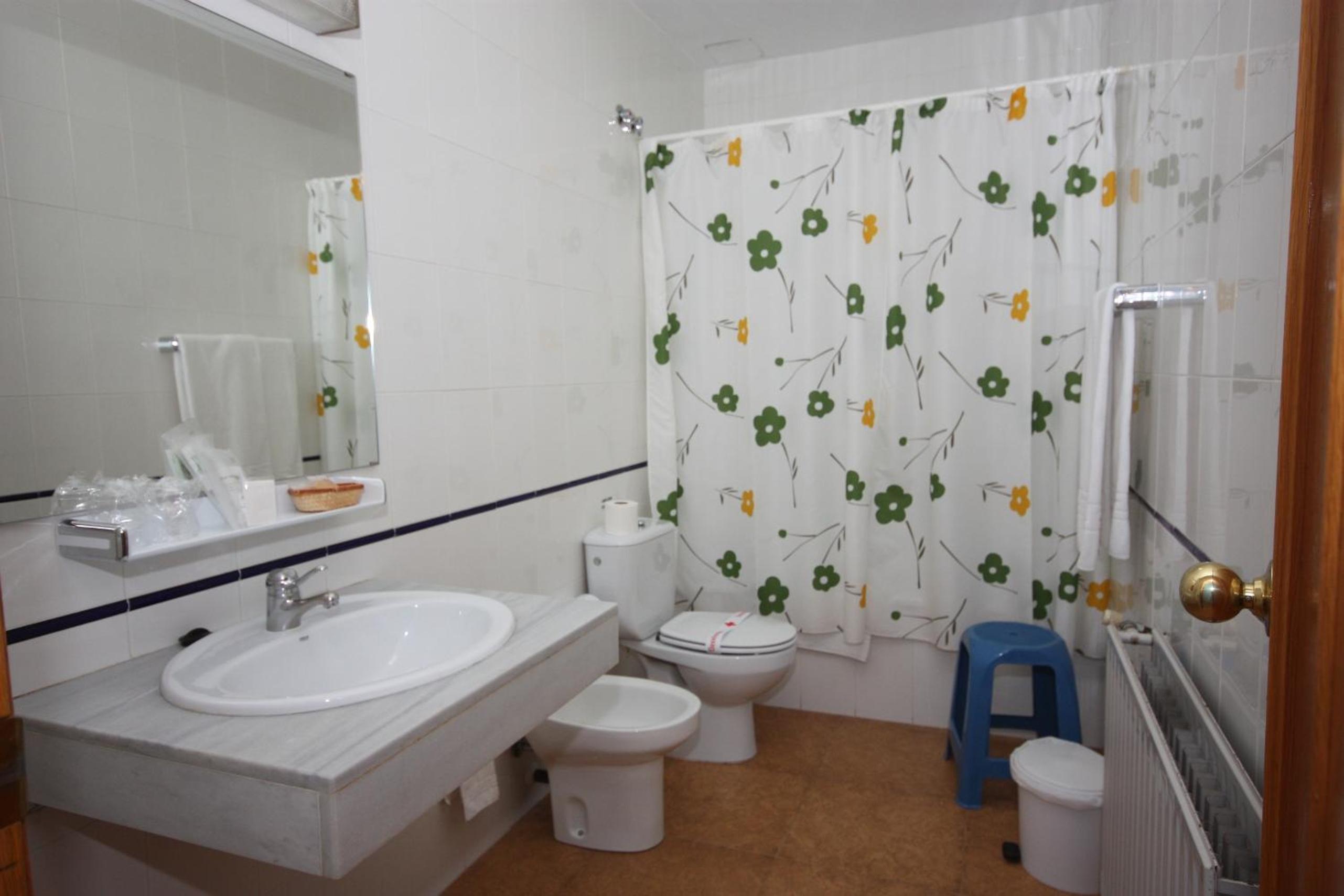 Economy Twin Room - Photo 3